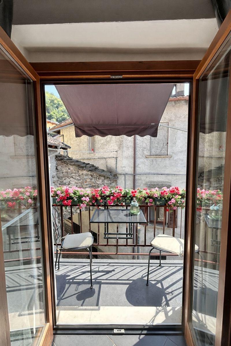 Accesso dalla camera al balcone co vista sul lago e sul borgo