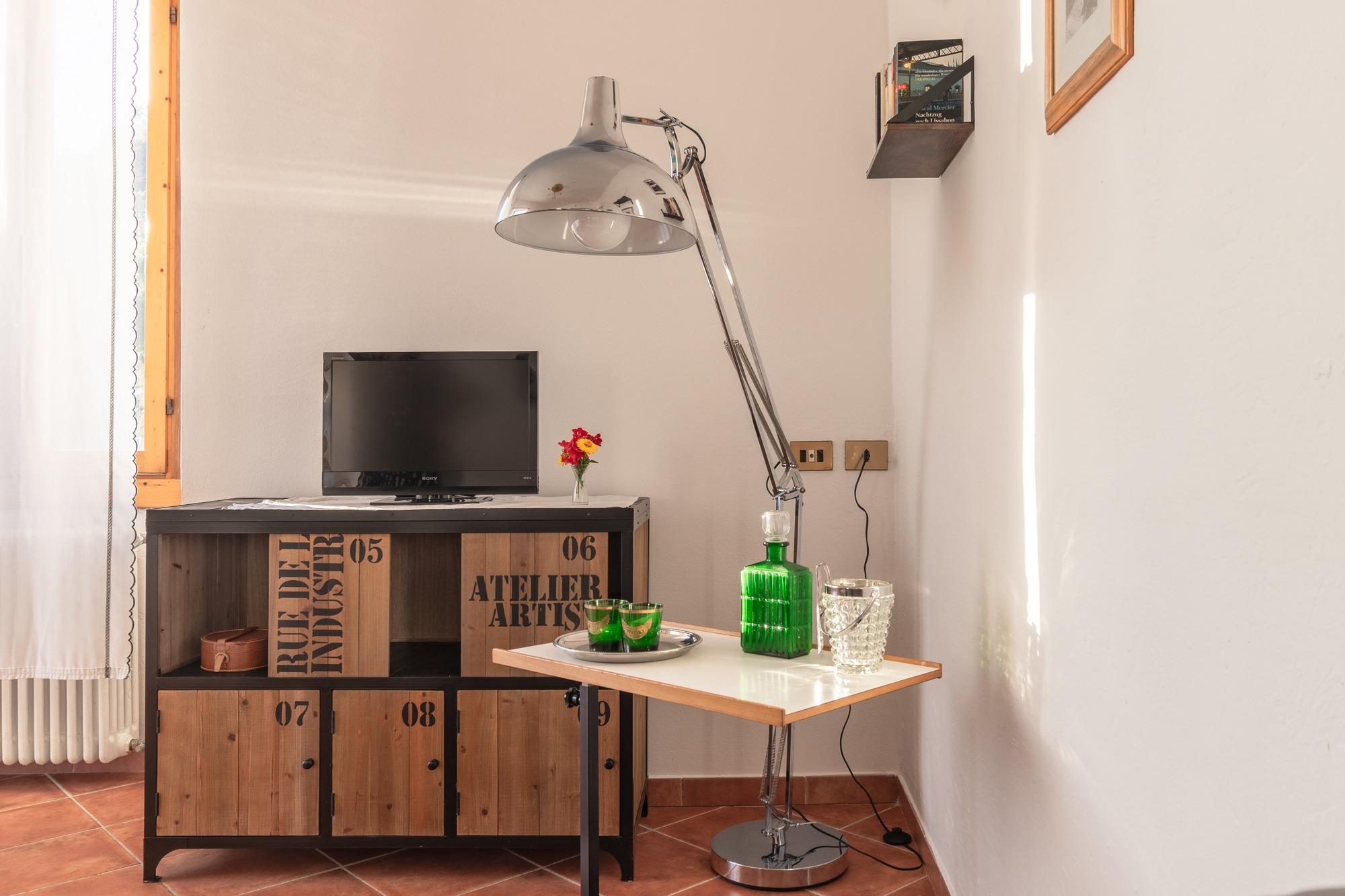 soggiorno con giochi in scatola e TV satellitare