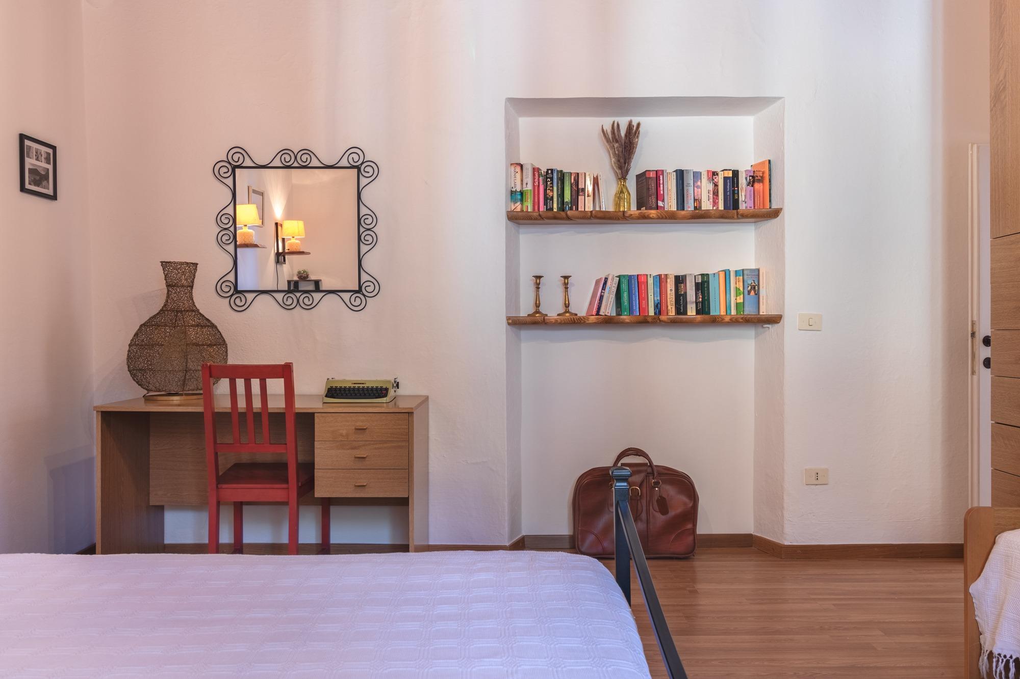 scrivania e libreria per book crossing