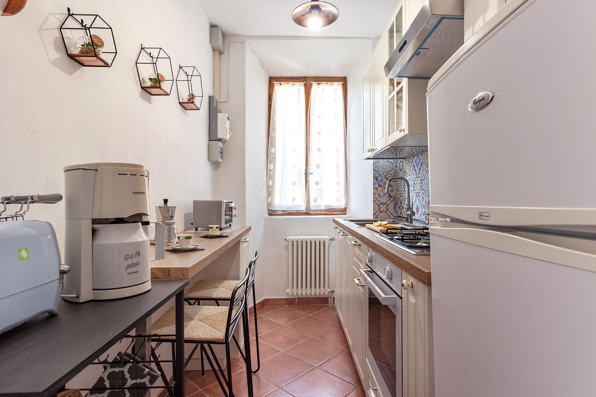 cucina completa di forno e frigorifero