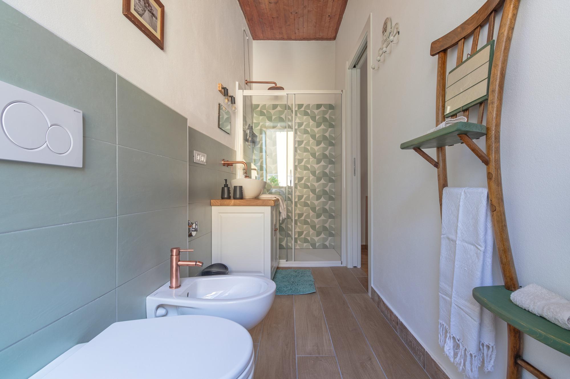 bagno con doccia e lavatrice