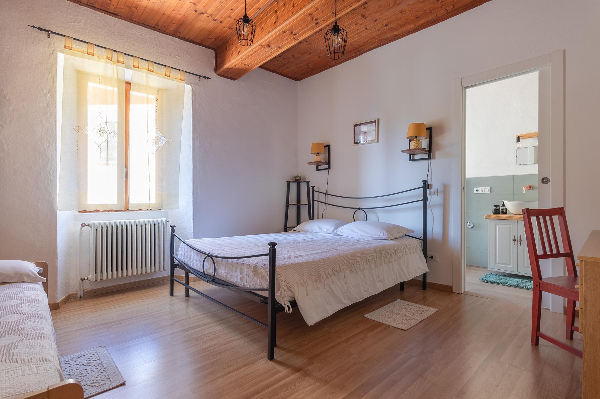 camera matrimoniale, letto singolo e scrivania