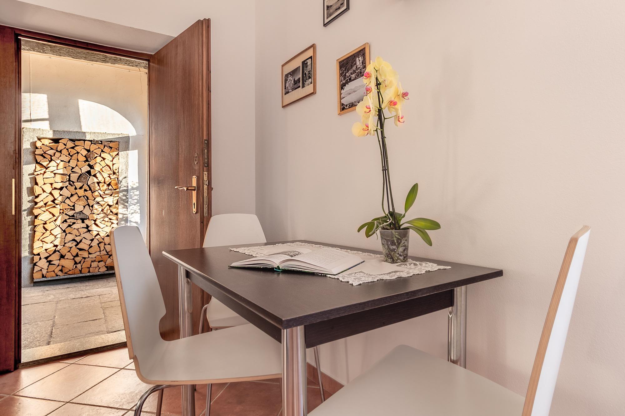 soggiorno con tavolino per 4 persone