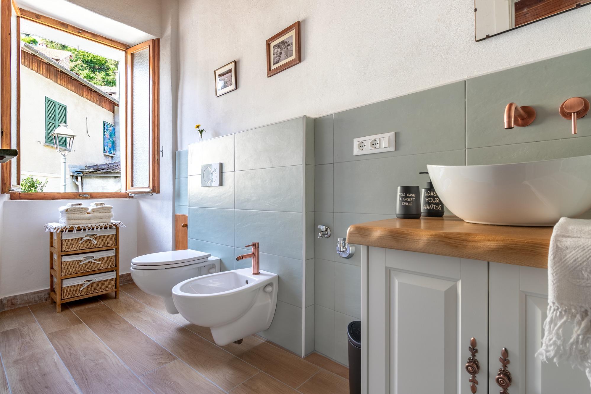 bagno con doccia e lavatrice