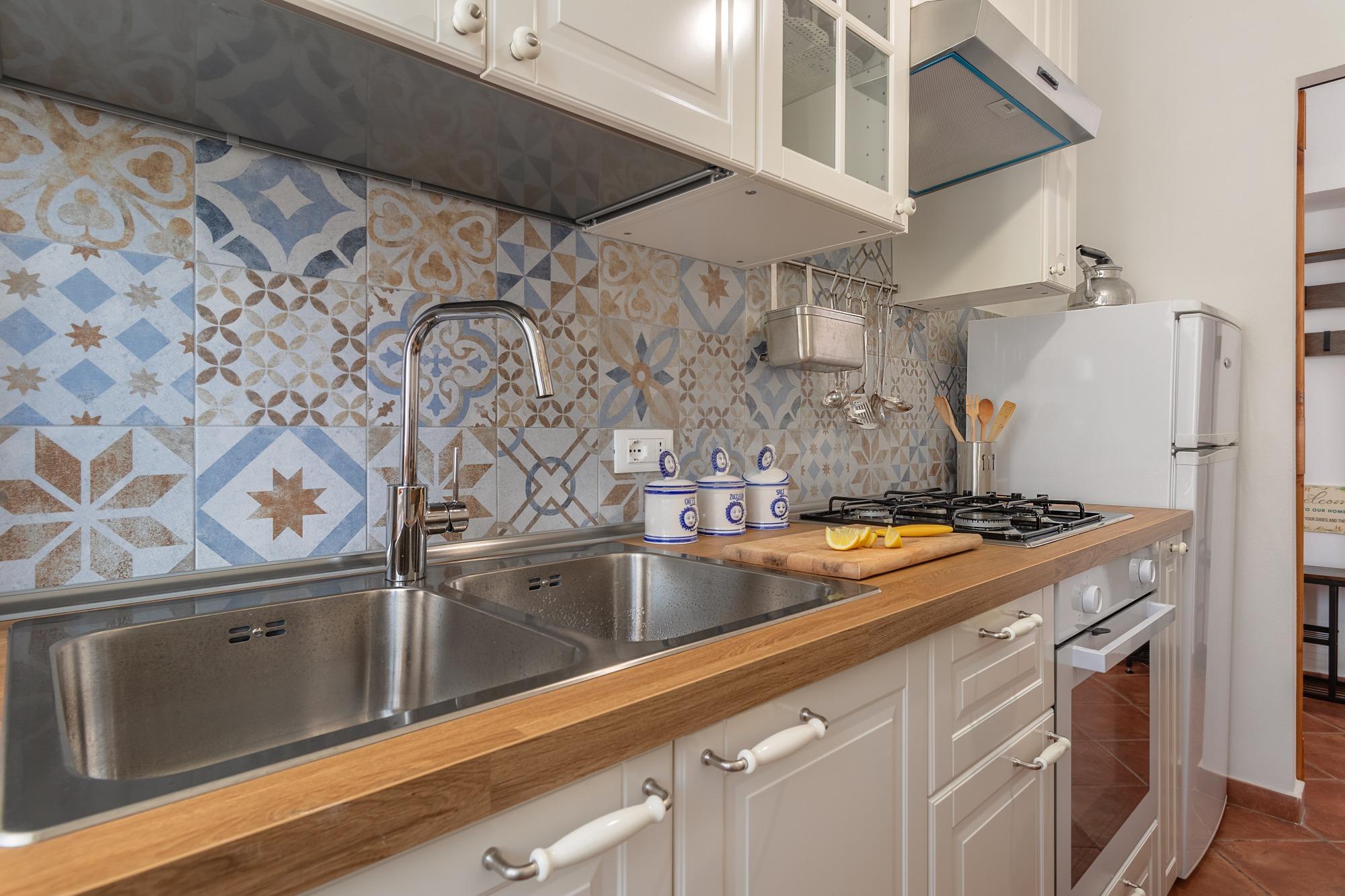 cucina completa di forno e frigorifero