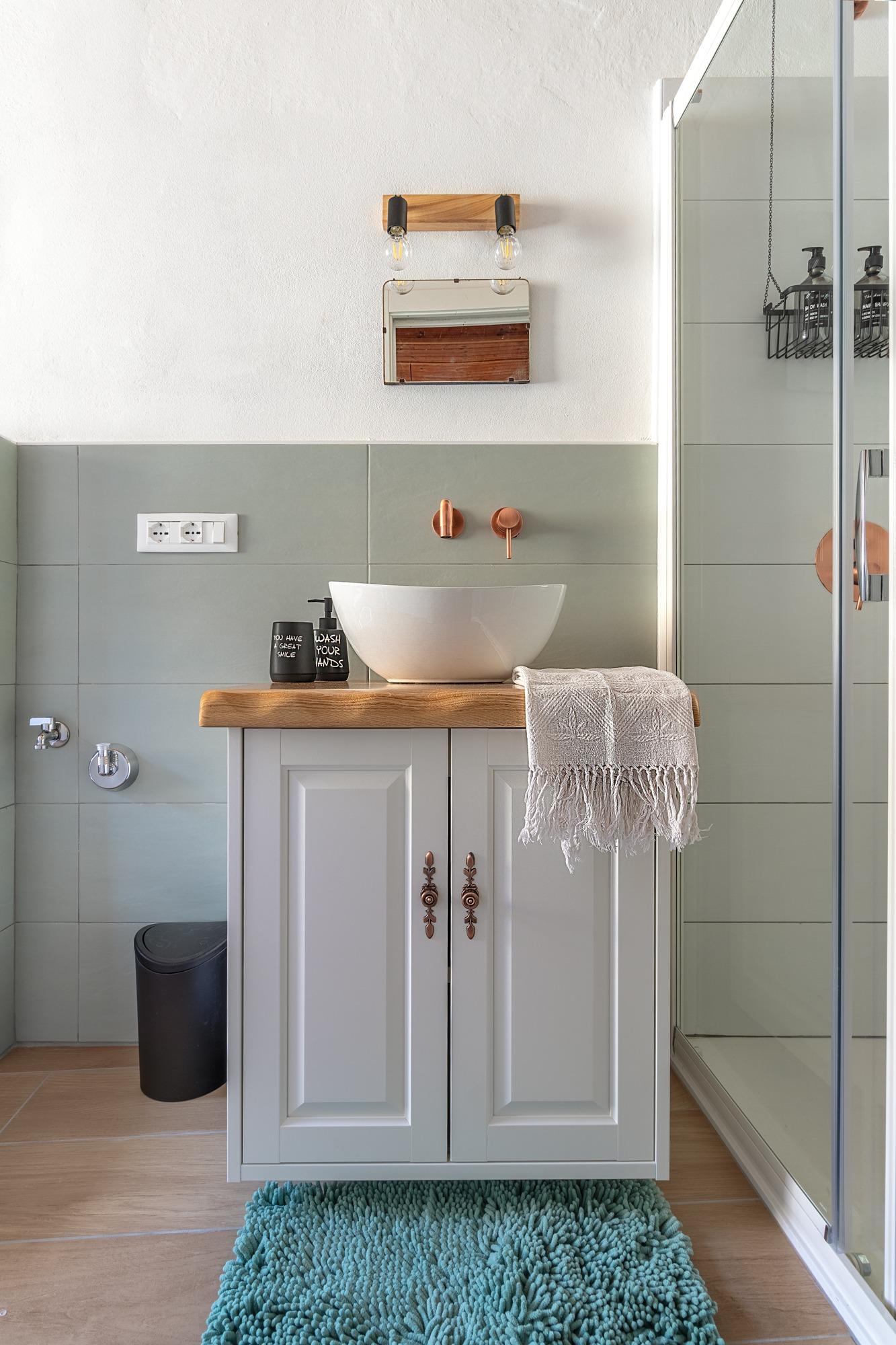 bagno con doccia e lavatrice