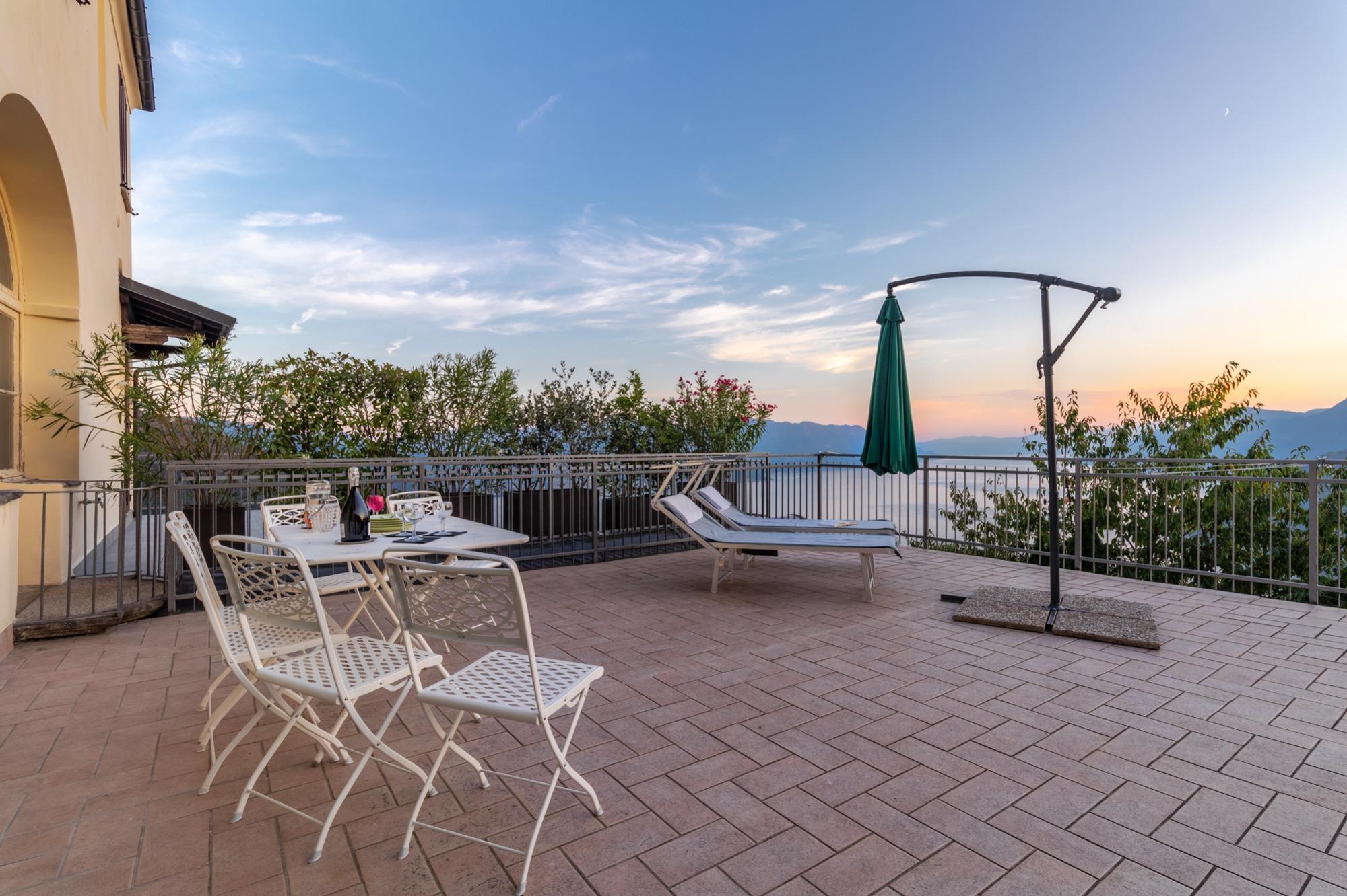 terrazza privata 42mq con ombrellone, lettini prendisole e BBQ