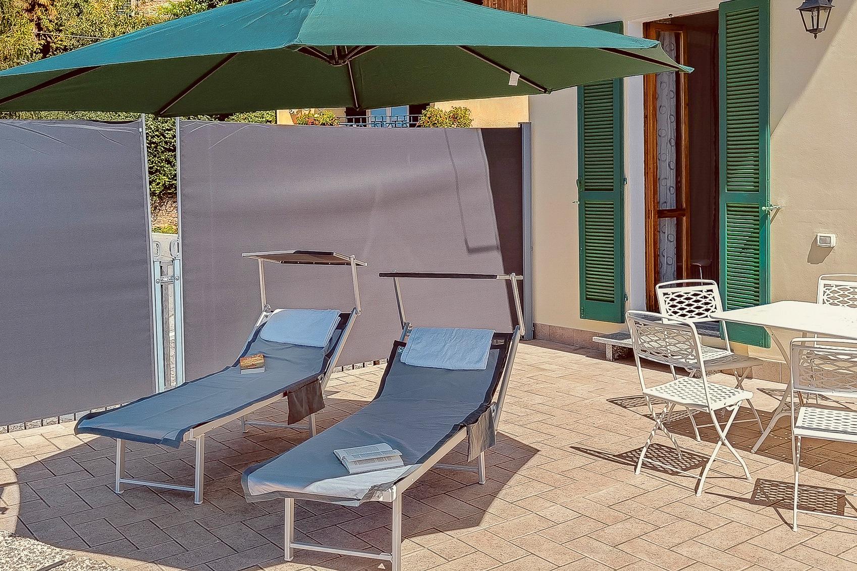 terrazza privata 42mq con tende frangivista