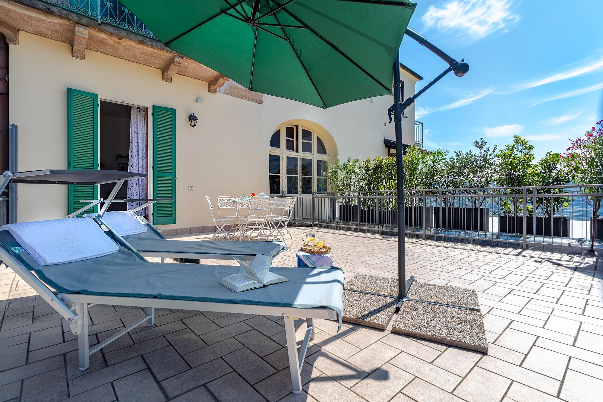 terrazza privata 42mq con ombrellone, lettini prendisole e BBQ