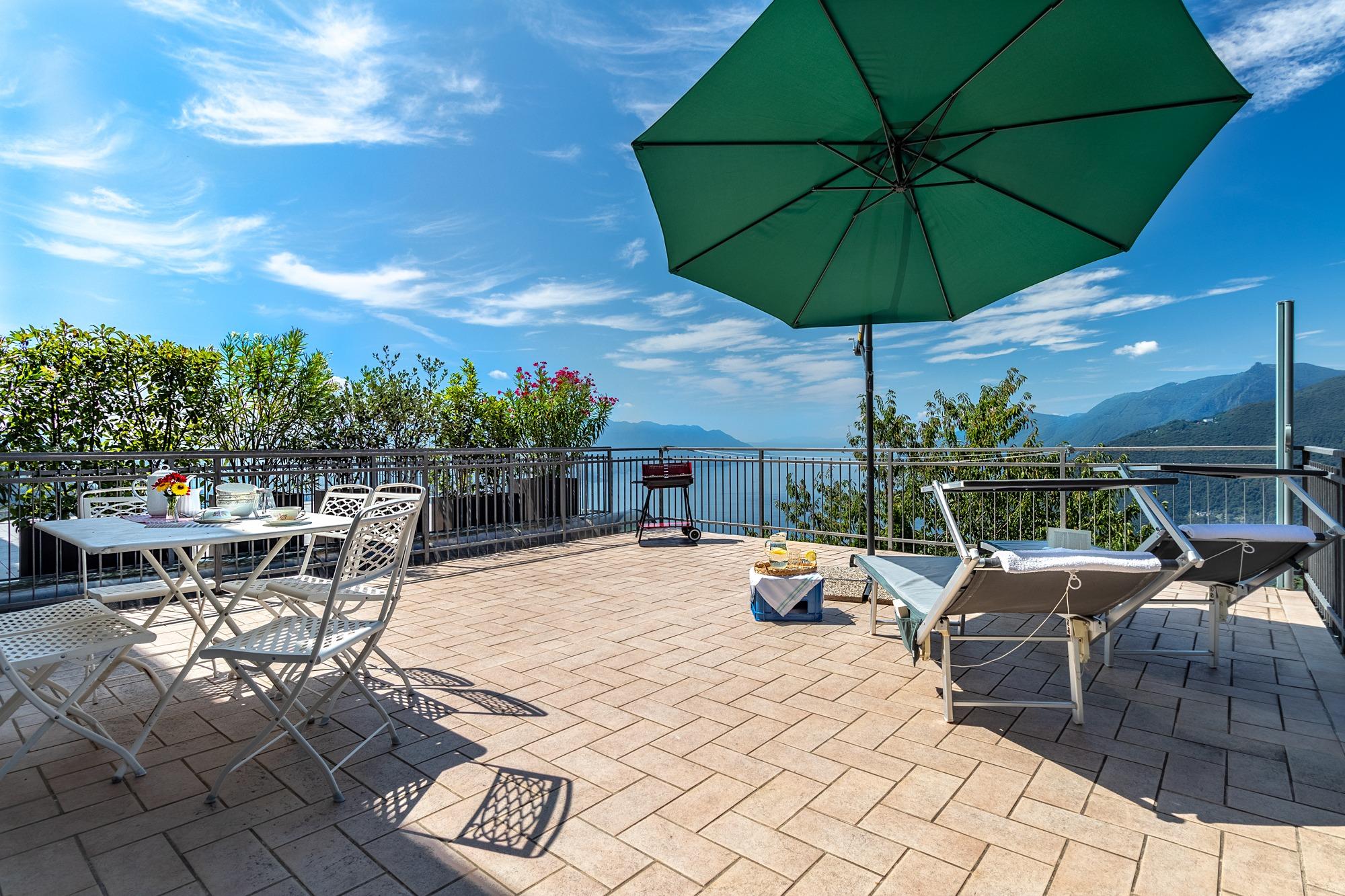 terrazza privata 42mq con ombrellone, lettini prendisole e BBQ