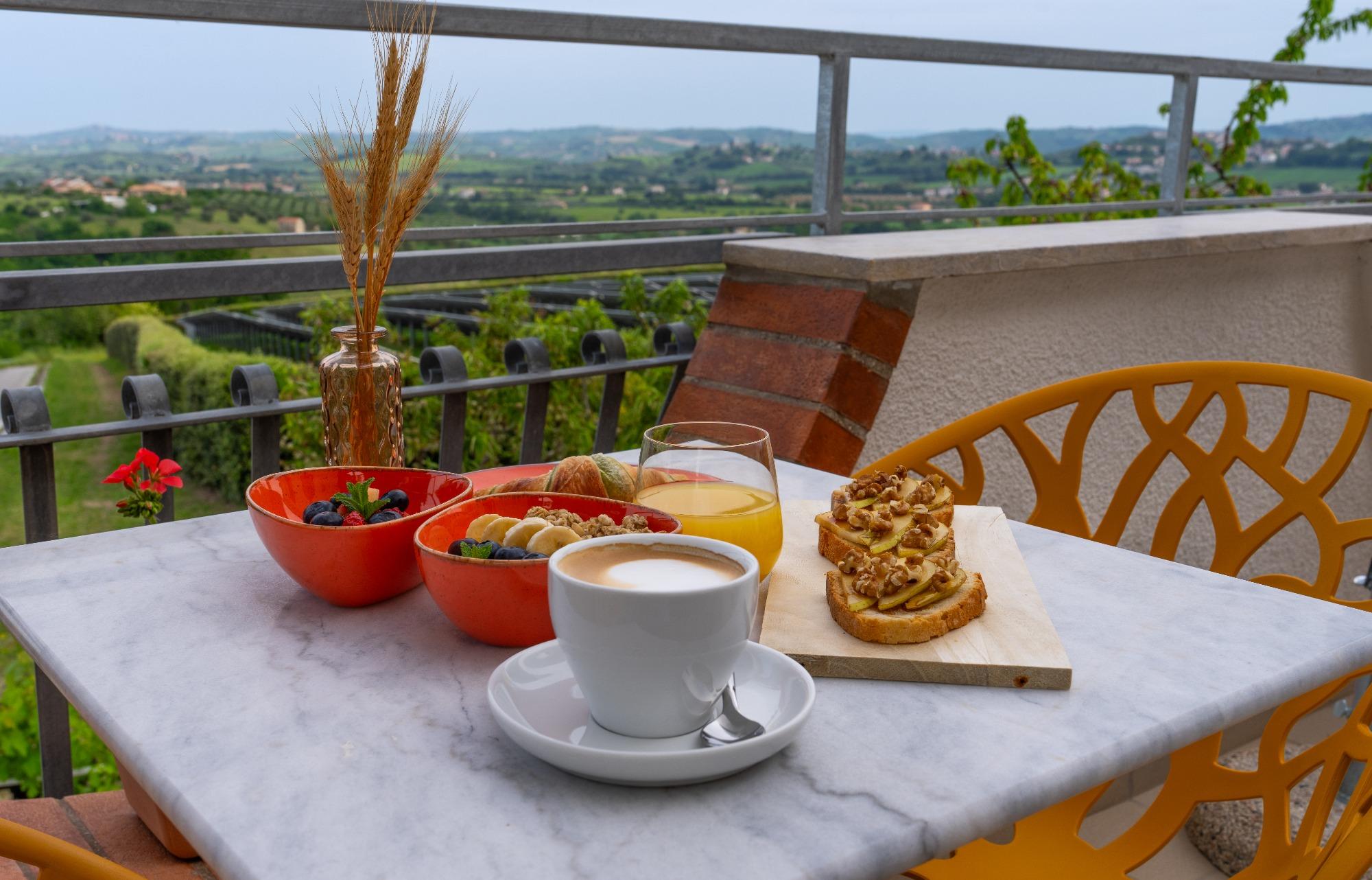La colazione di VILLA YUCCA - B&B AND GLAMPING