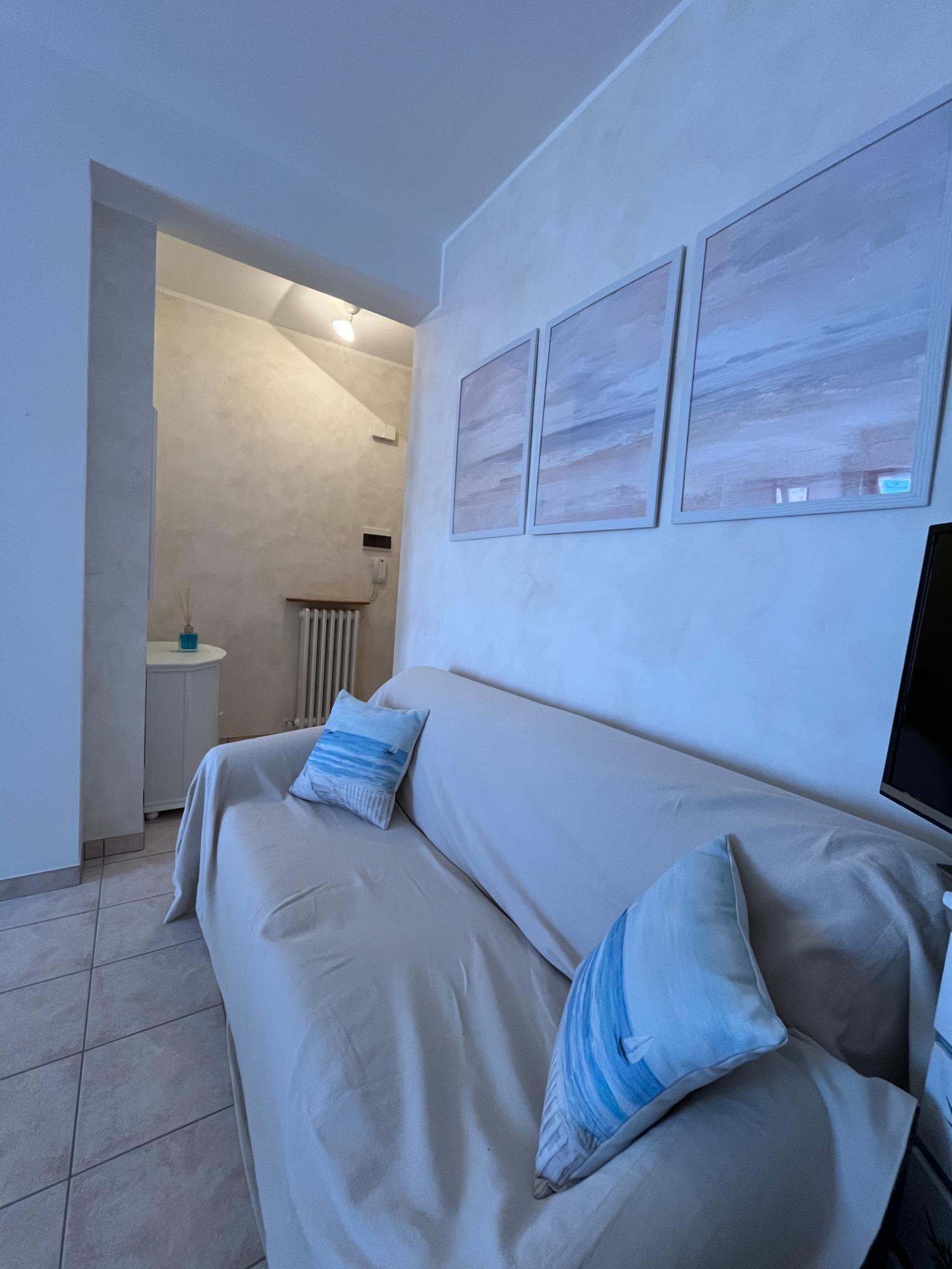 divano, che se richiesto, può trasformarsi in letto matrimoniale