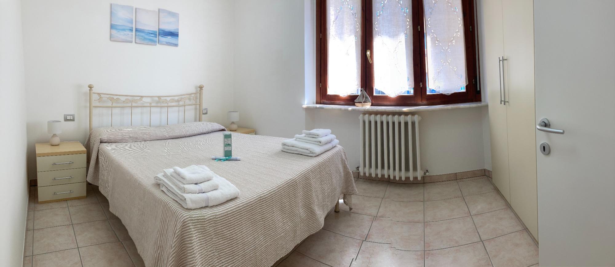 camera matrimoniale, armadio con cassaforte e televisore