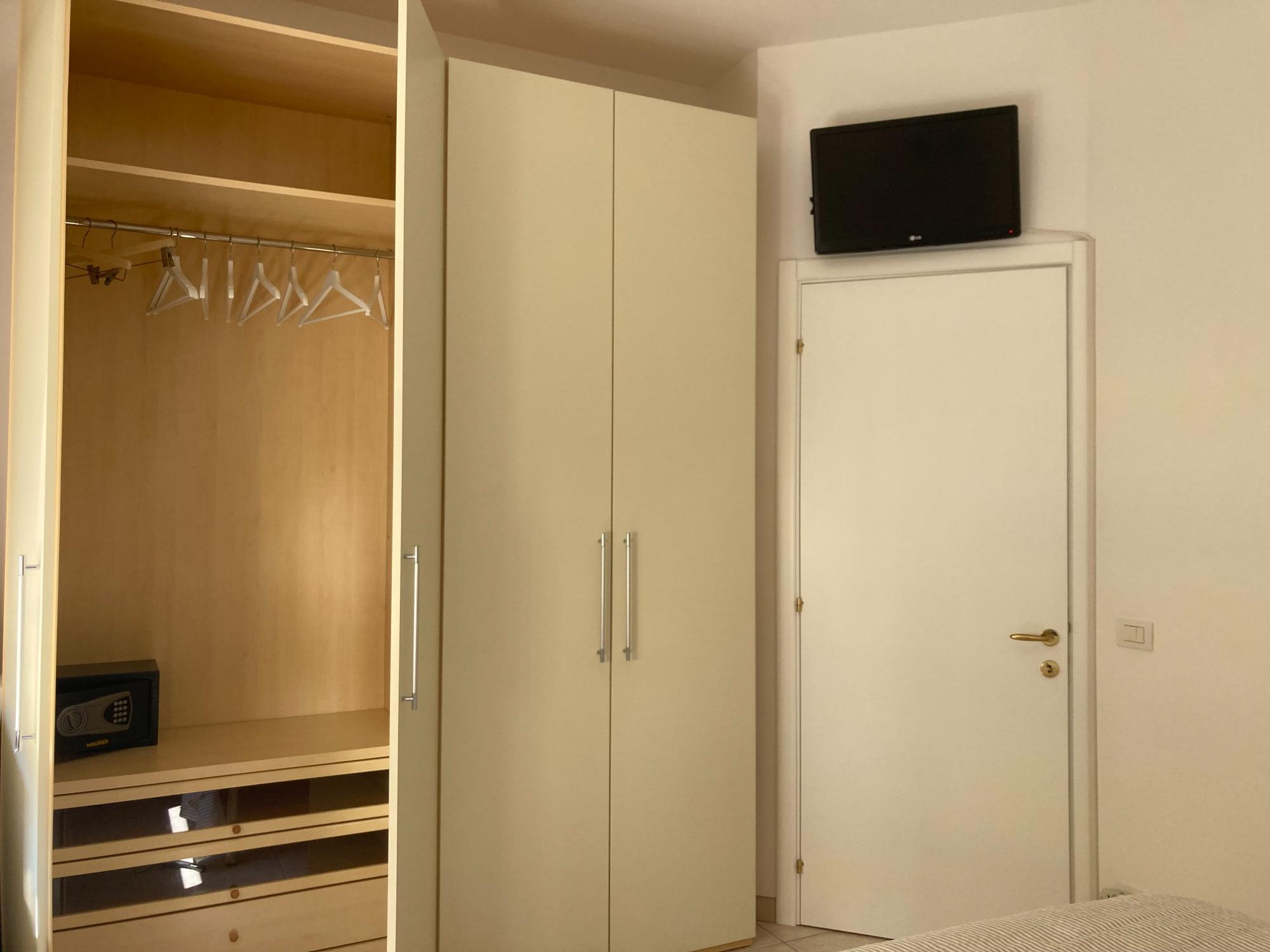 particolare dell'armadiatura con cassaforte