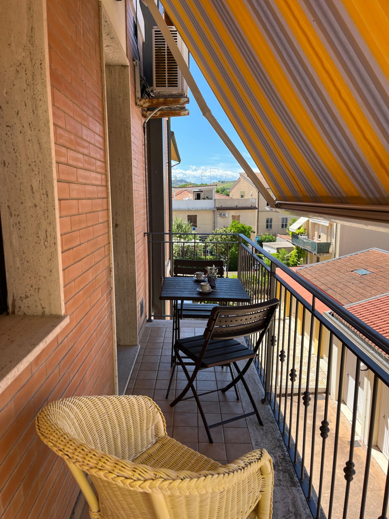 balcone verandato e attrezzato per i momenti di relax