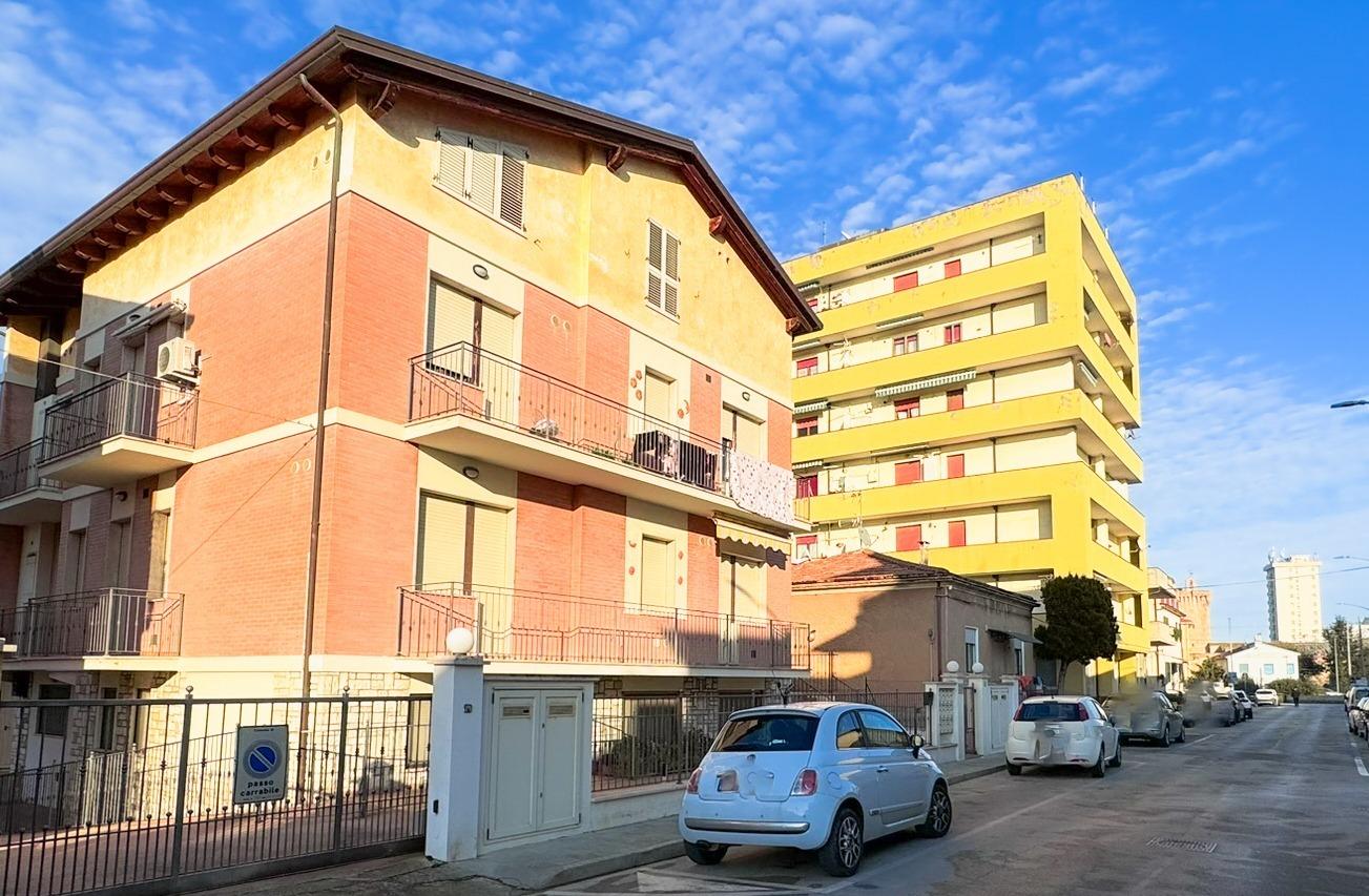 l'esterno della palazzina completamente ristrutturata e chiusa con recinzione