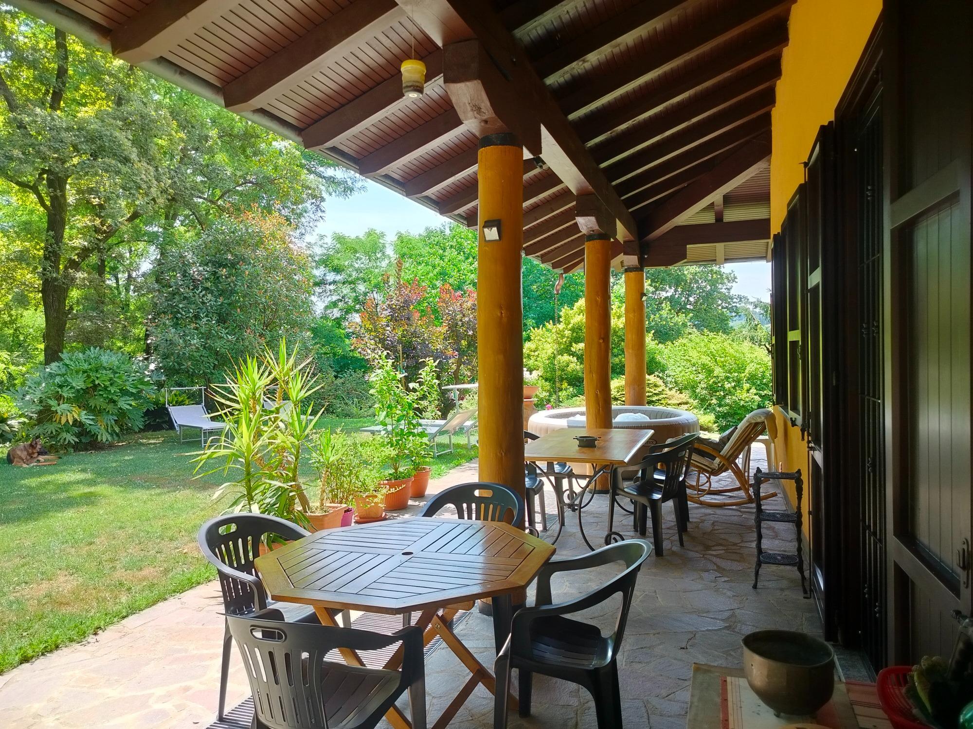 due tavoli e 8 sedie a disposizione degli ospiti nel patio per la colazione