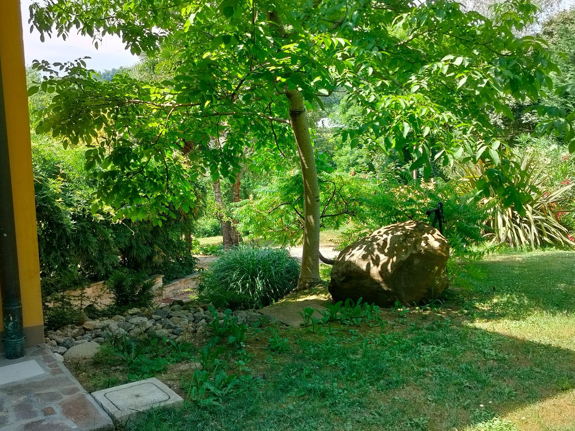 giardino retro casa ove nelle vicinanze si trova il parcheggio all'aperto