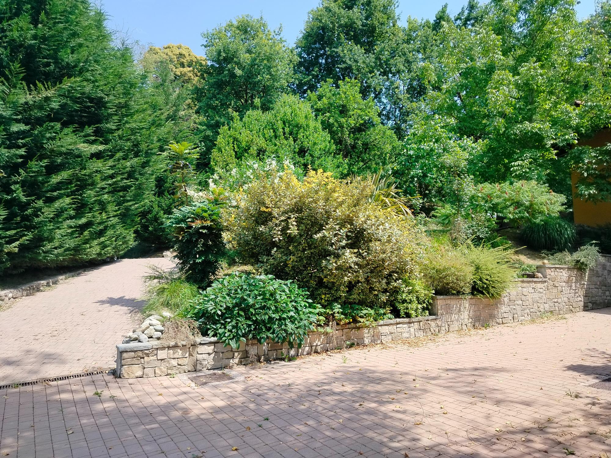 giardino ingresso che porta al posteggio all'aperto salendo l'ampia rampa di accesso