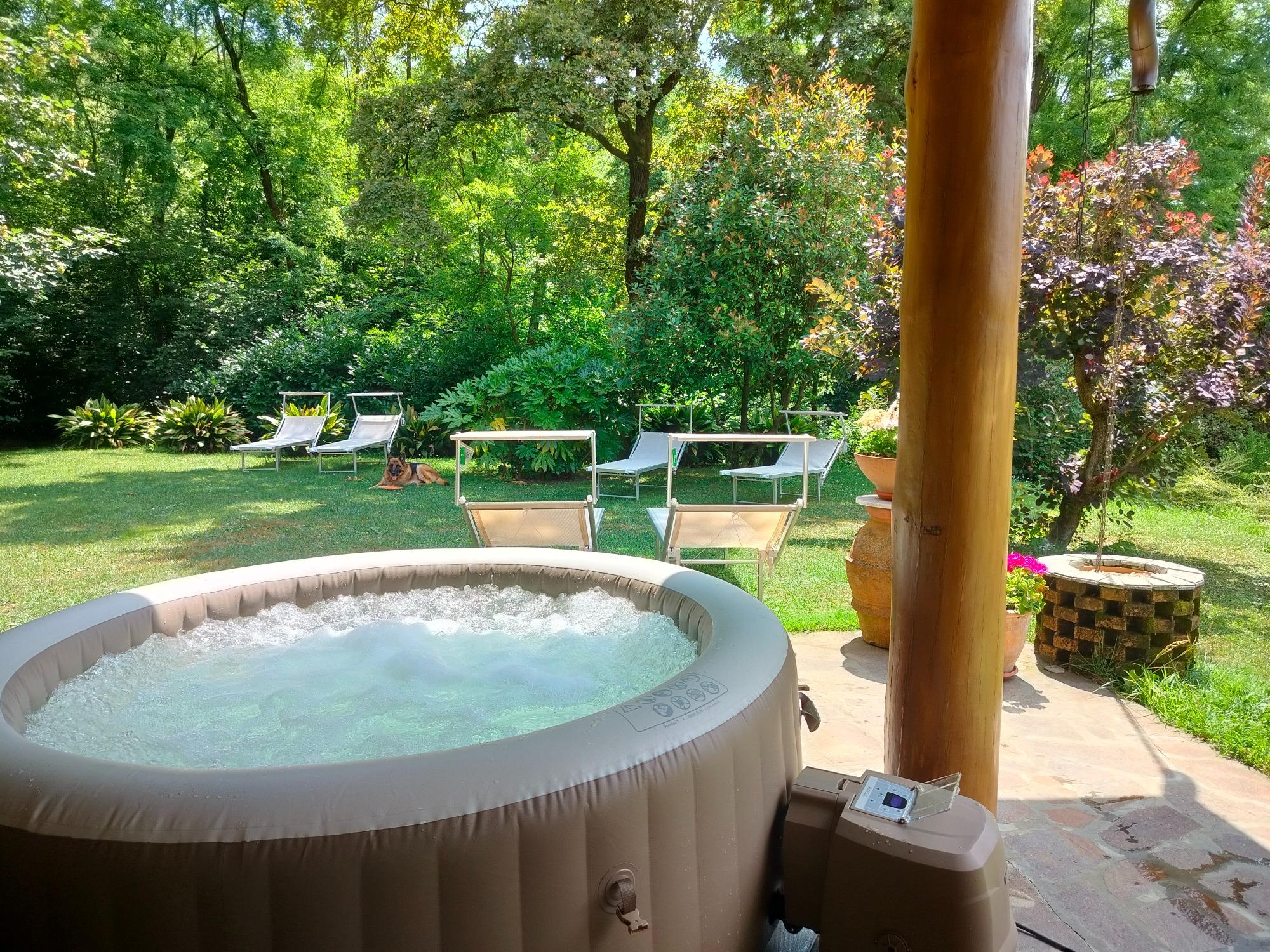 vasca idromassaggio e sdraio disponibili