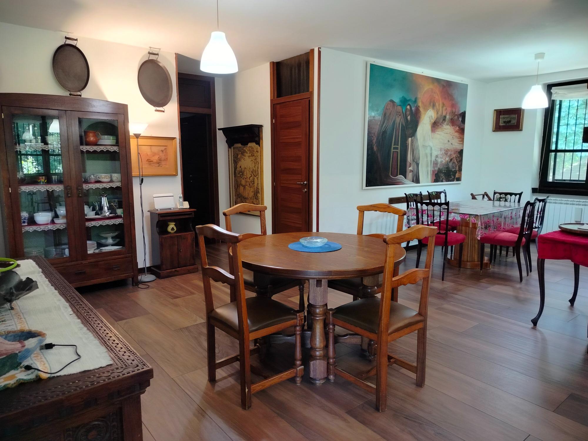 area smart working con tavolo e 4 sedute e area sala pranzo con tavolo a 6 sedute