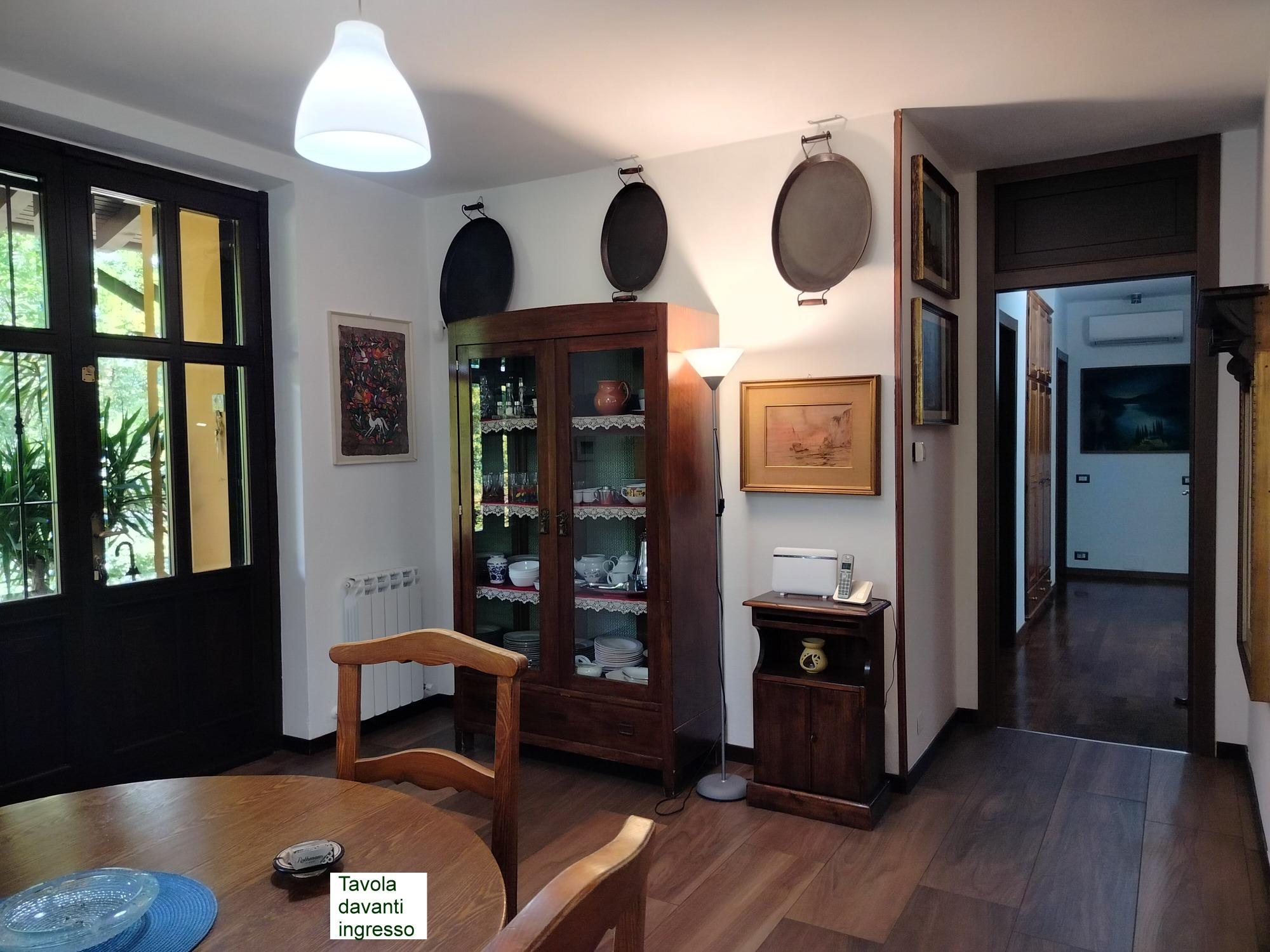 vista ingresso principale e vista ingresso corridoio zona notte