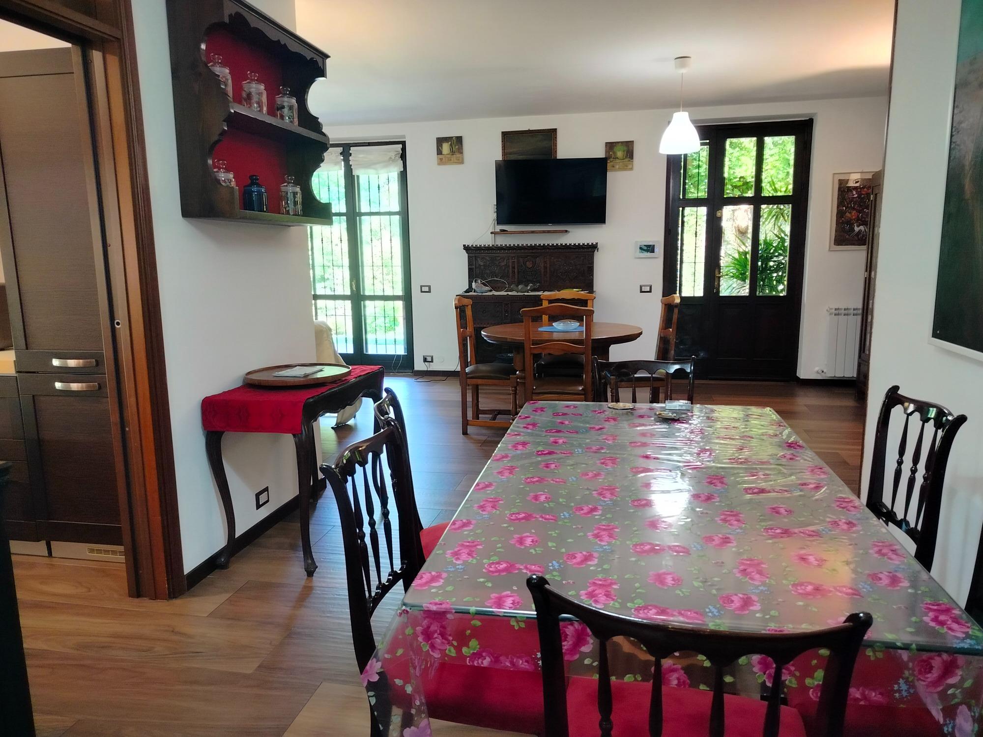 Zona colazione davanti alla cucina