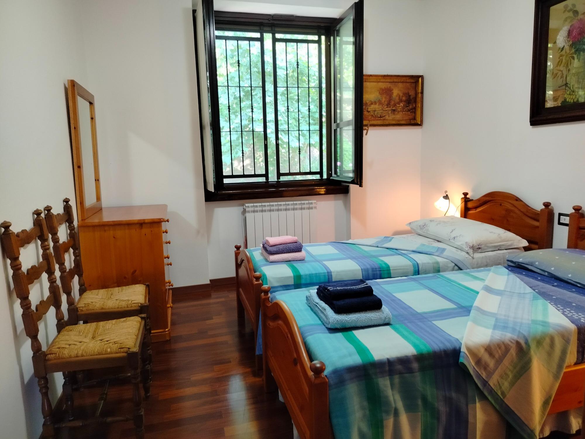 terza camera con 2 letti singoli comò e armadio