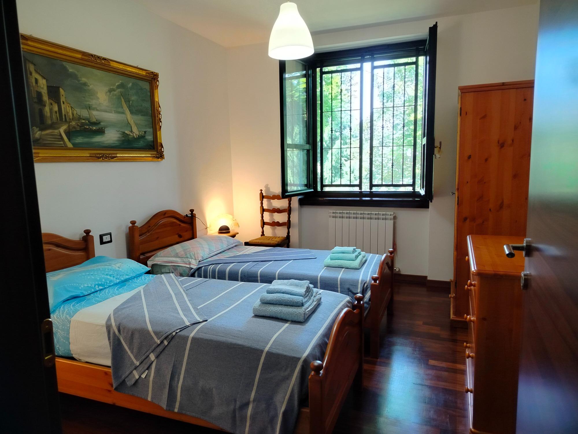 quarta camera con 2 letti singoli comò e armadio