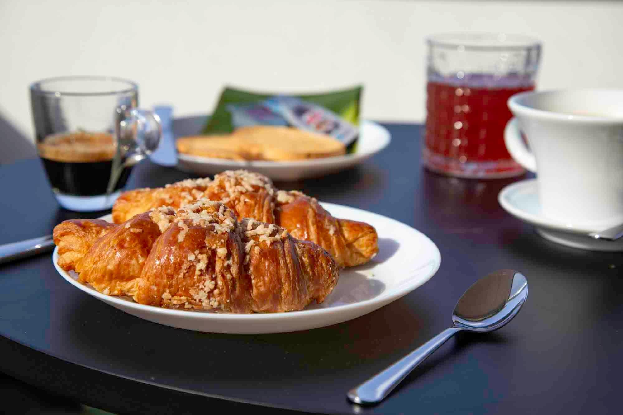 La colazione di DILLO ALLA LUNA LUXURY APARTAMENT