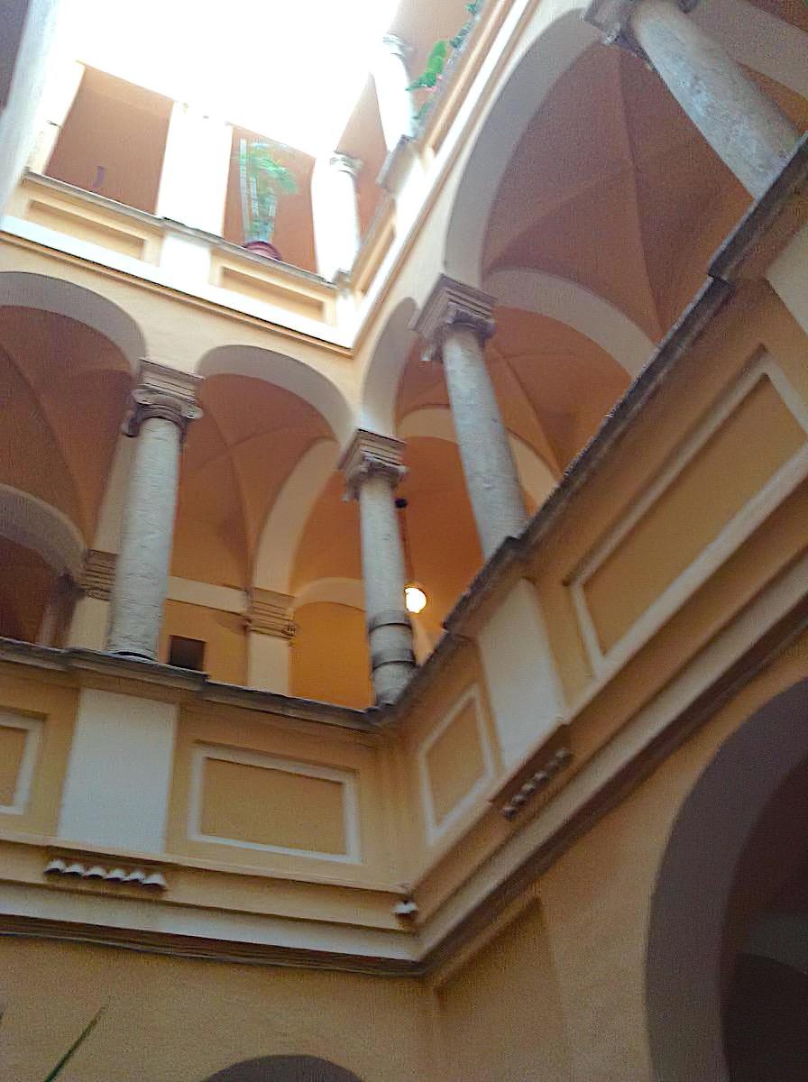 colonnato interno palazzo