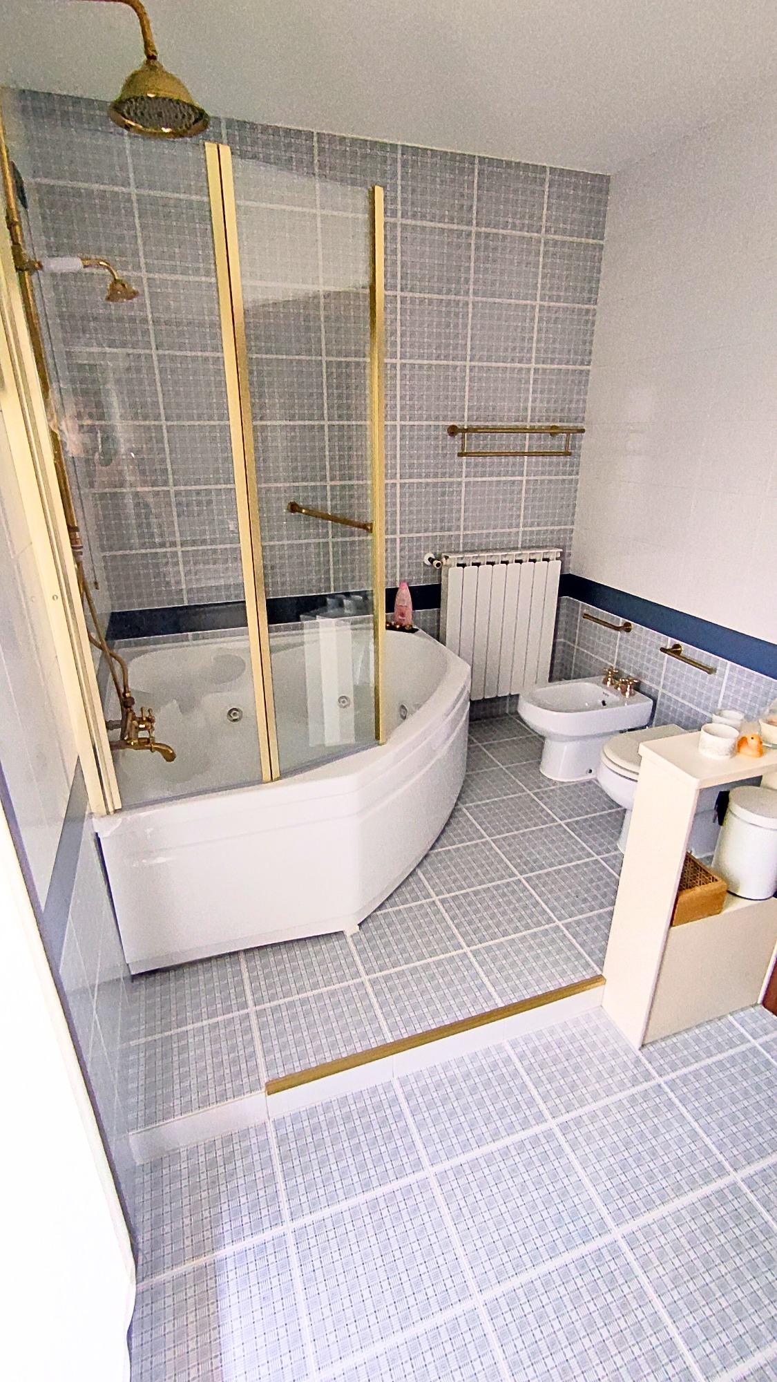 La vasca idromassaggio con doccia