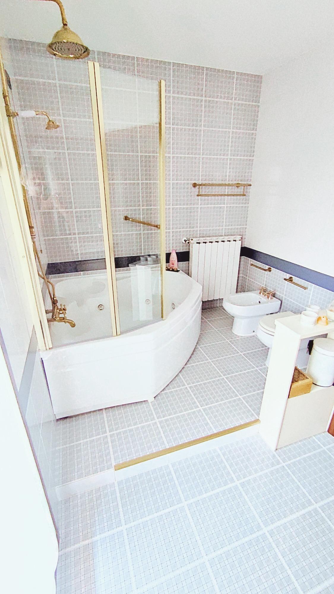 La vasca idromassaggio con doccia