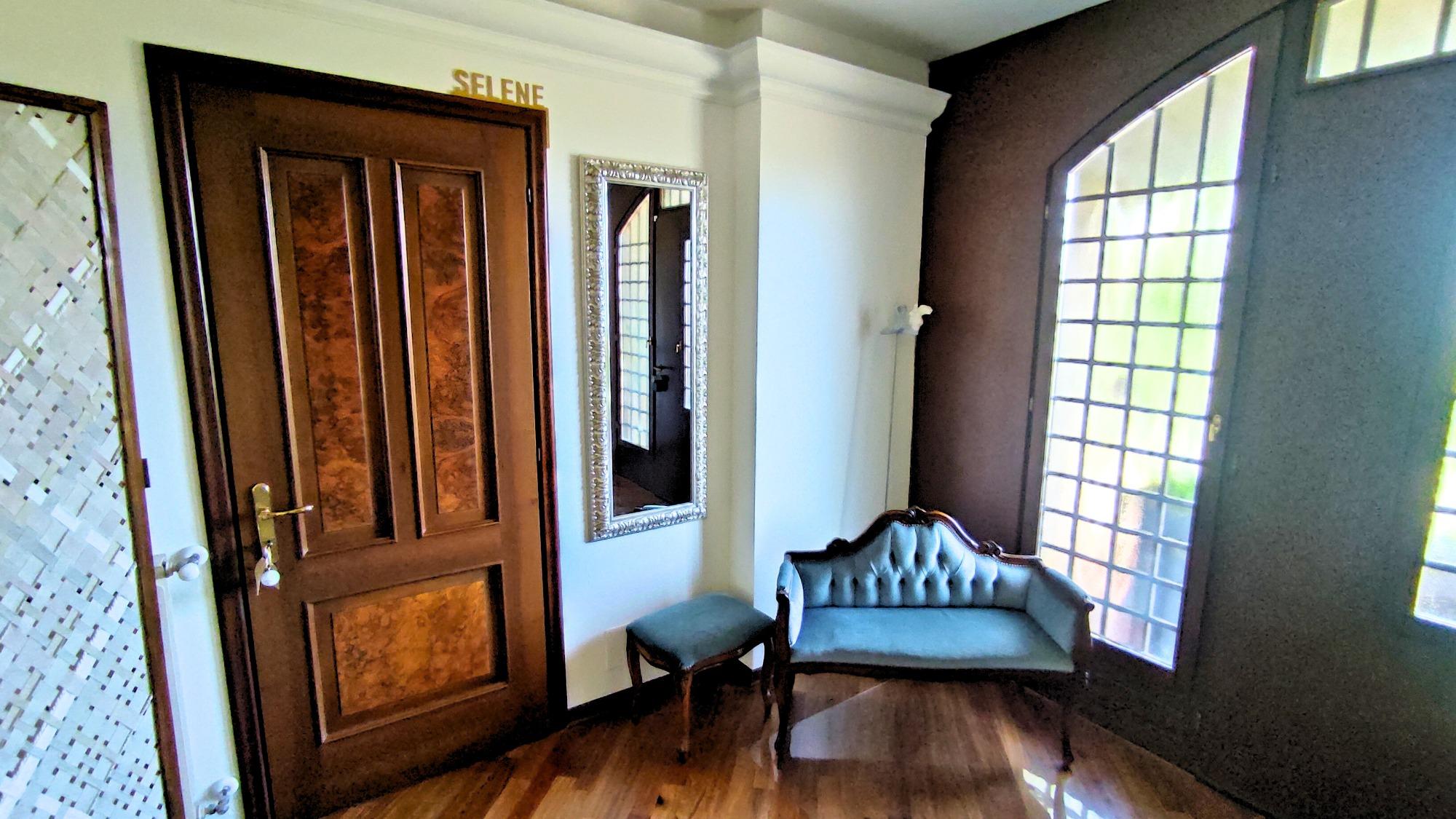 L'ingresso con l'accesso alla camera