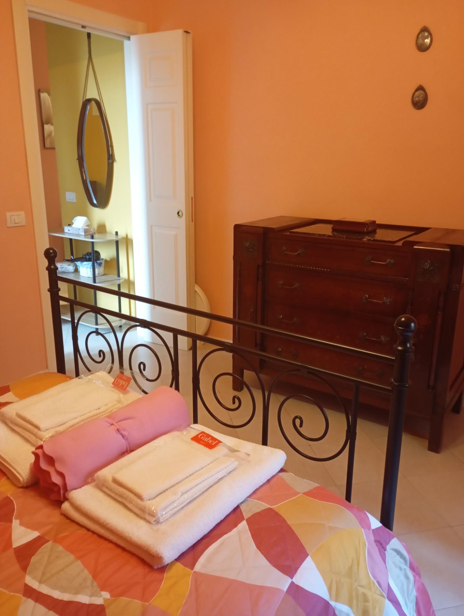 Letto matrimoniale alla francese confortevole, biancheria fresca e dettagli vintage.