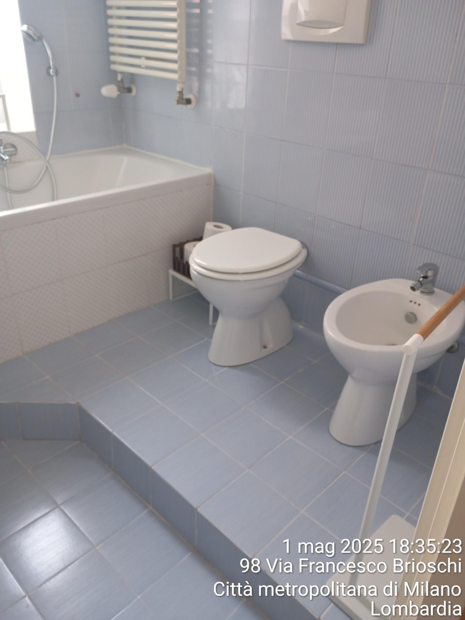 Bagno con vasca, lavatrice e set di cortesia, per il tuo comfort.