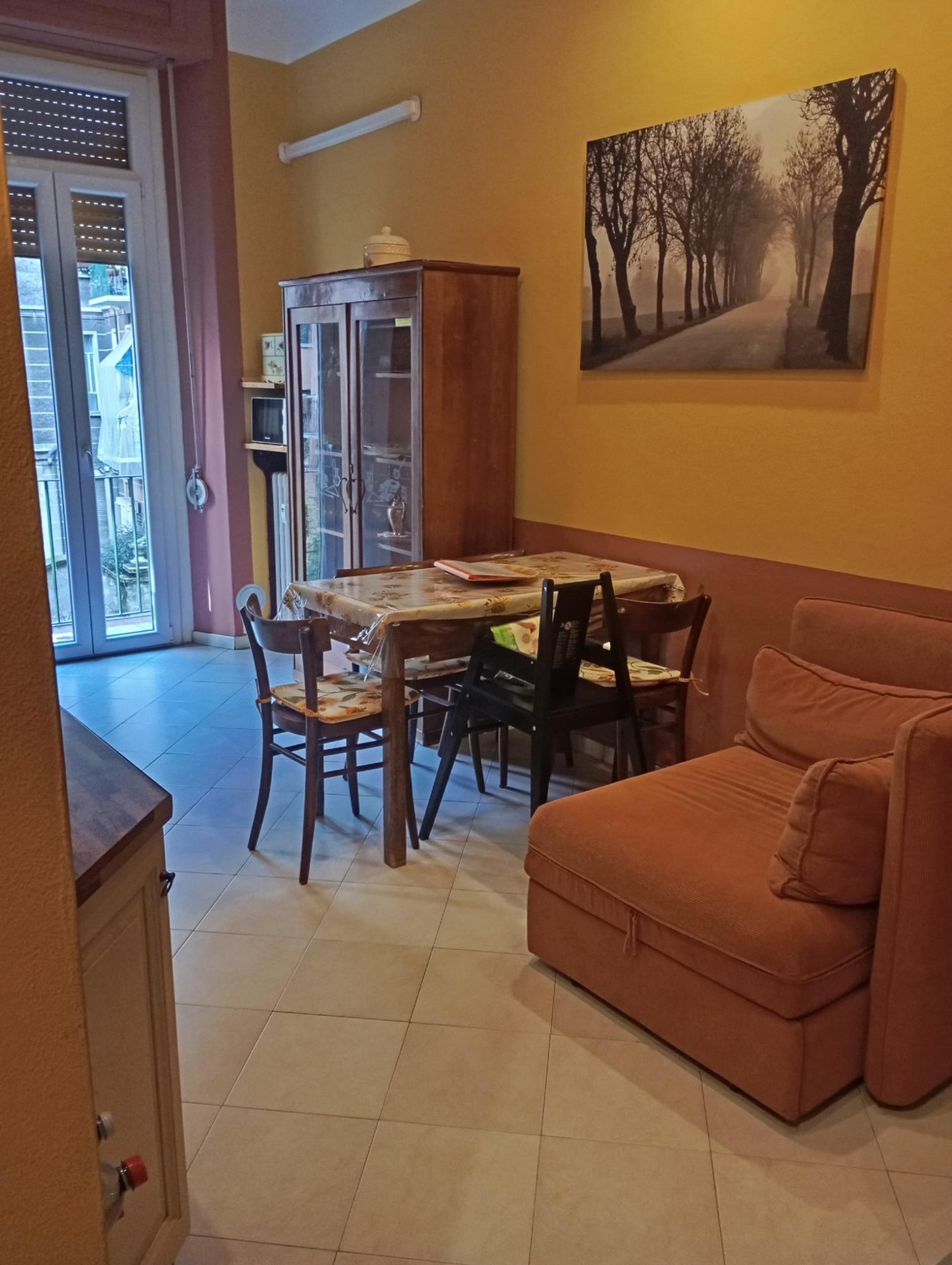 Un salotto dal fascino autentico: due divani accoglienti (uno diventa letto singolo), smart TV e il tavolo della nonna