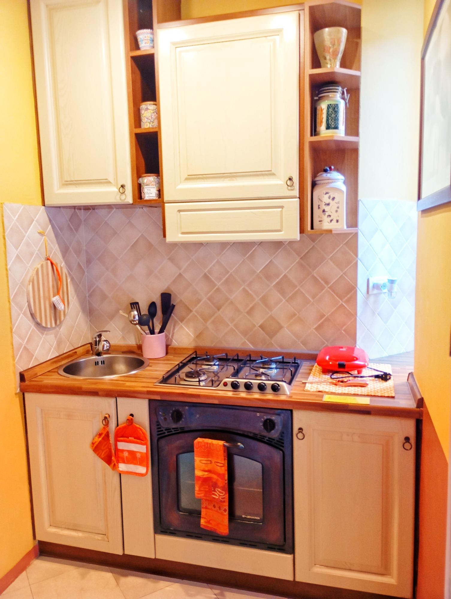 Cucina completa con lavastoviglie , forno, piano cottura a gas, tostiera