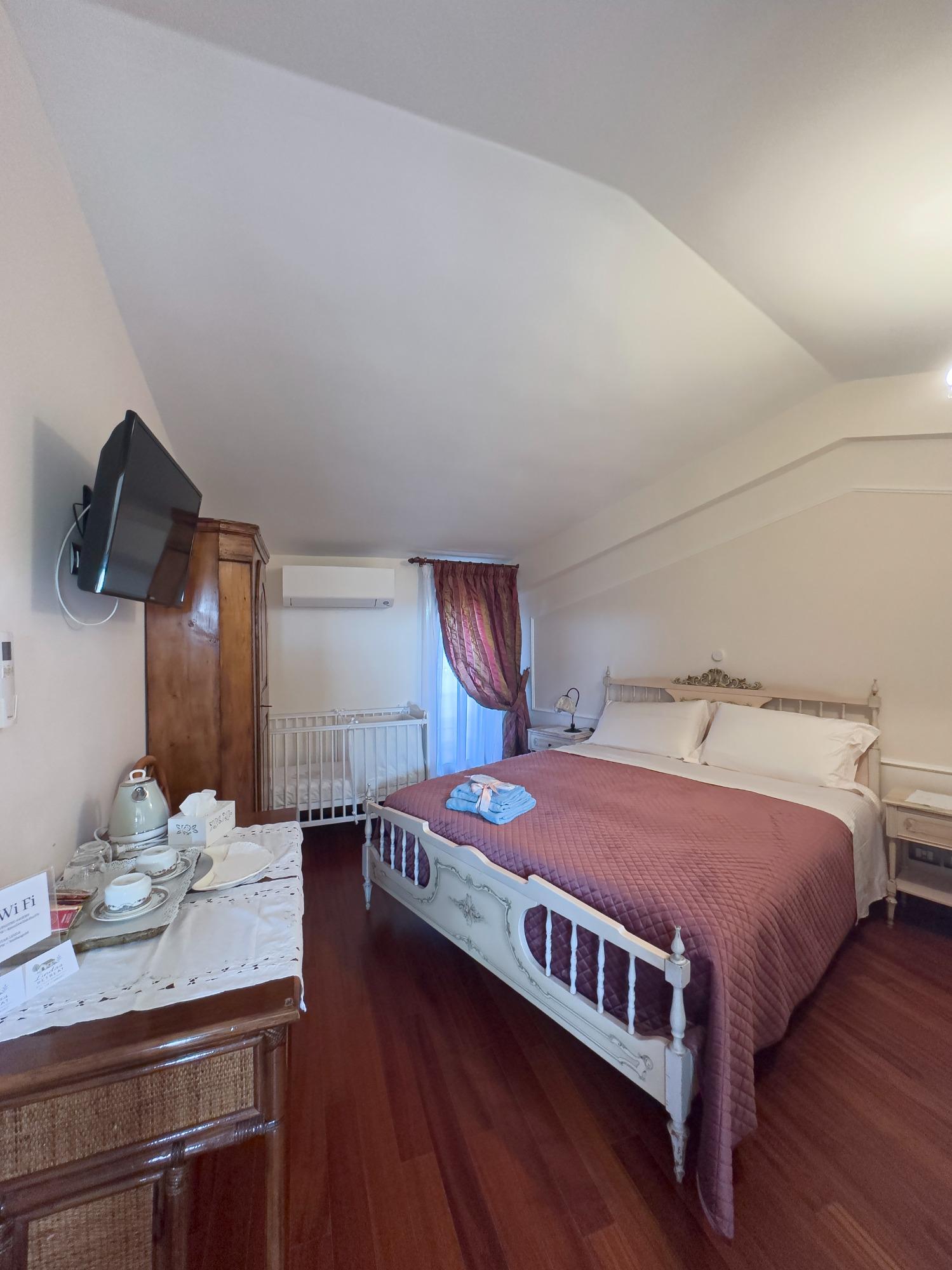 Double room with cot