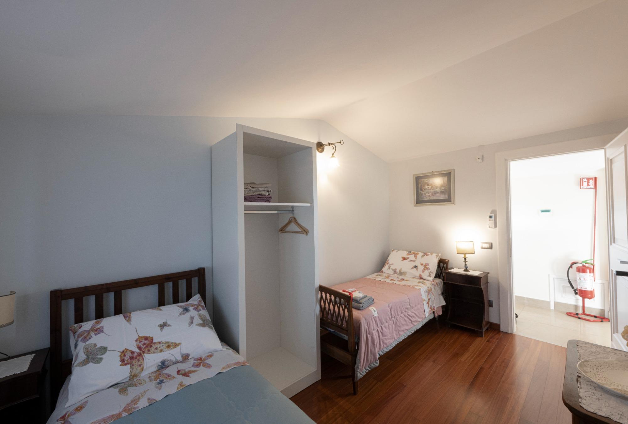 bedroom with single beds