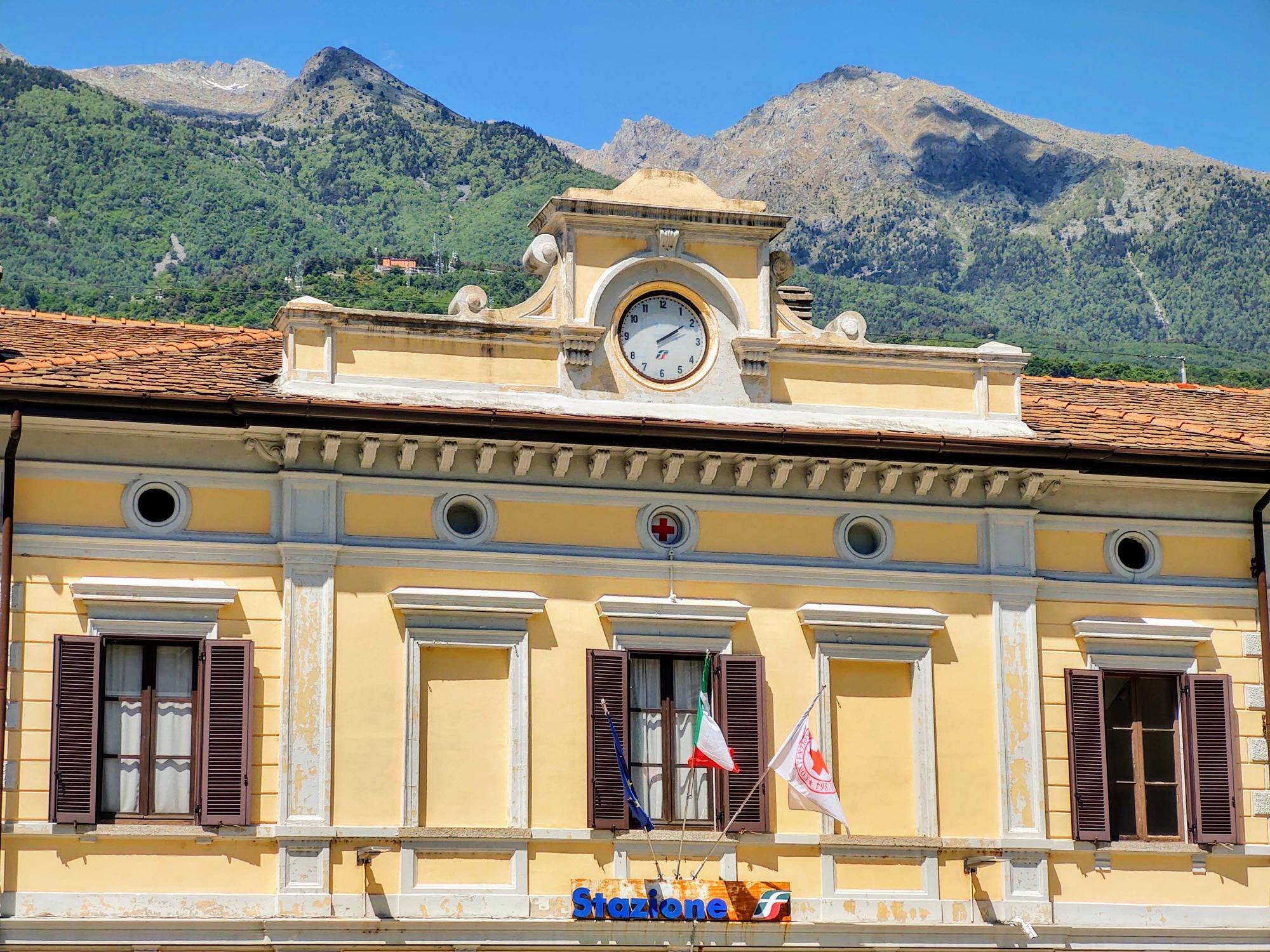 Stazione di Morbegno con montagne