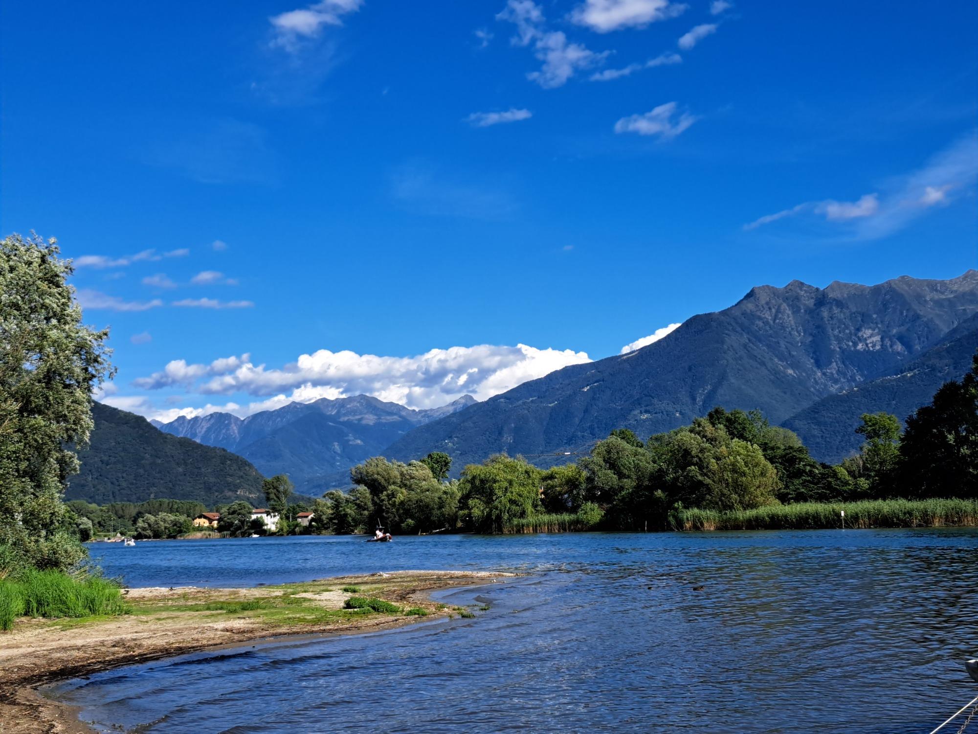 Vista verso la Valchiavenna dal lago di Como