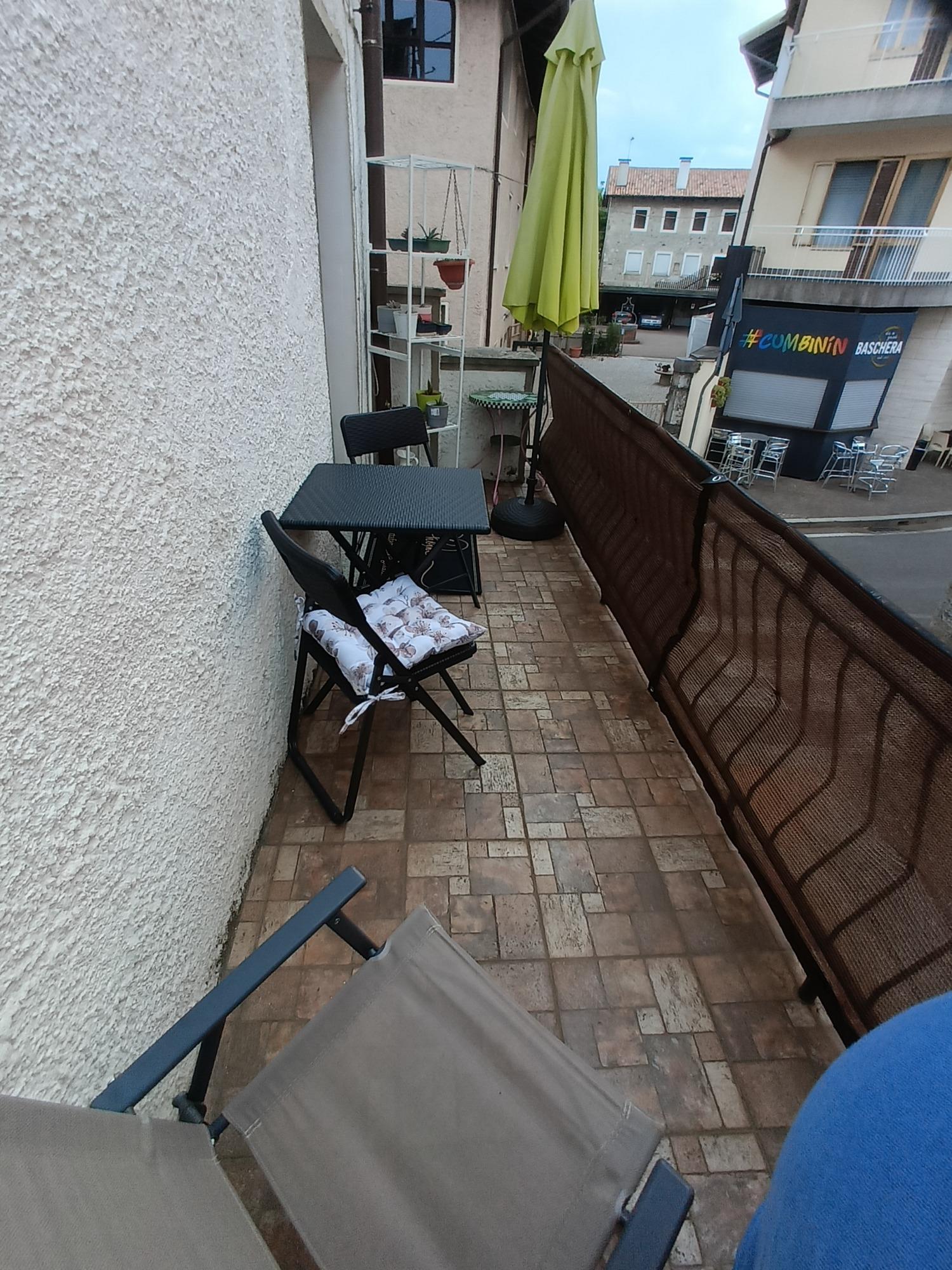 Terrazza attrezzata con vista sulla via principale