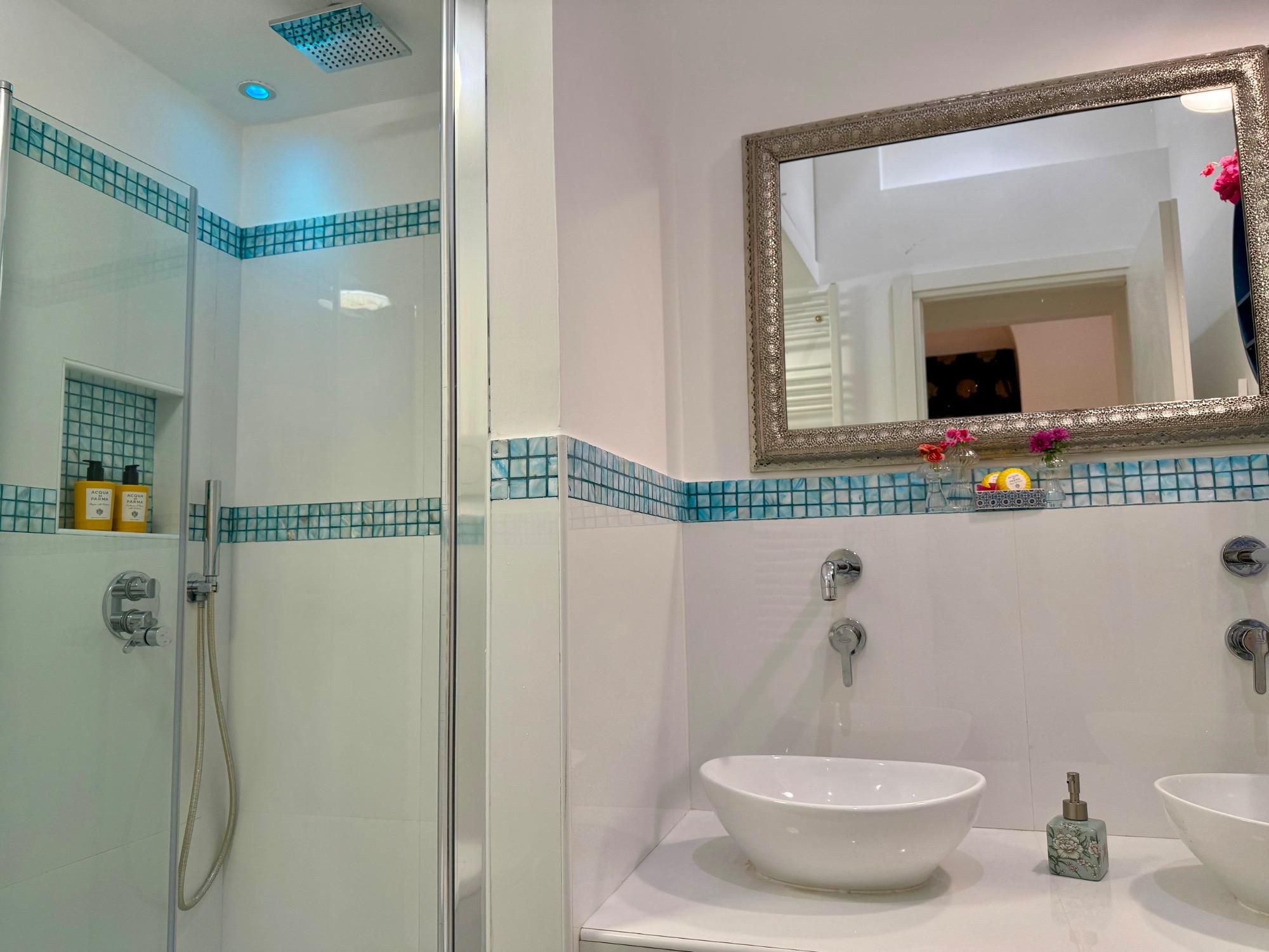 bagno completo con 2 lavabi doccia con cromoterapia