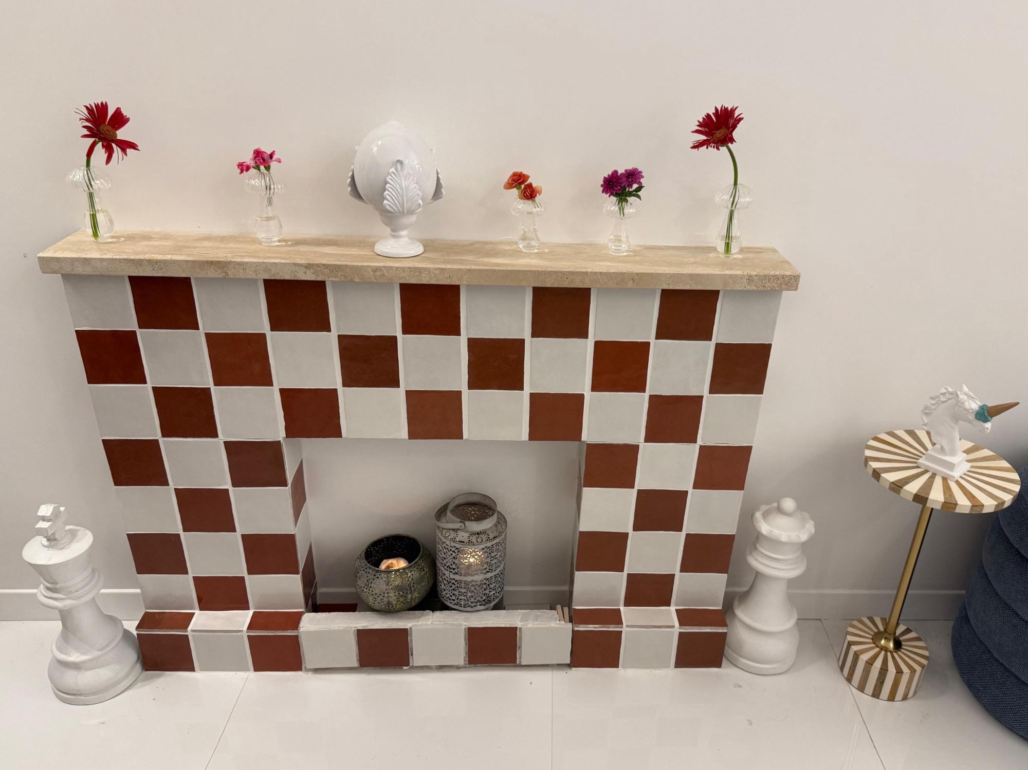 bio camino in marmo e ceramica a scacchi