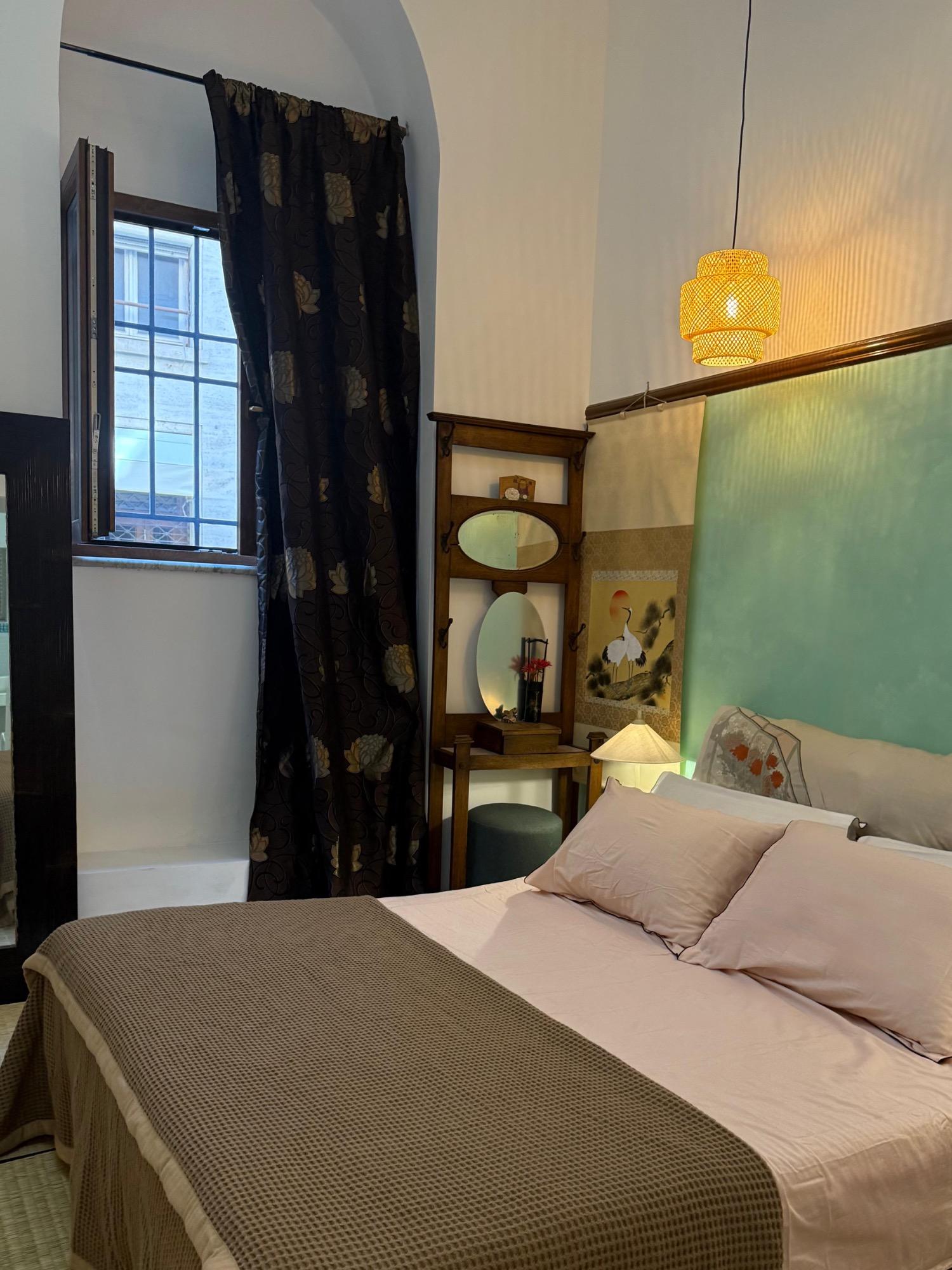 dettaglio finestra con vista su strada e ristorante di alto livello