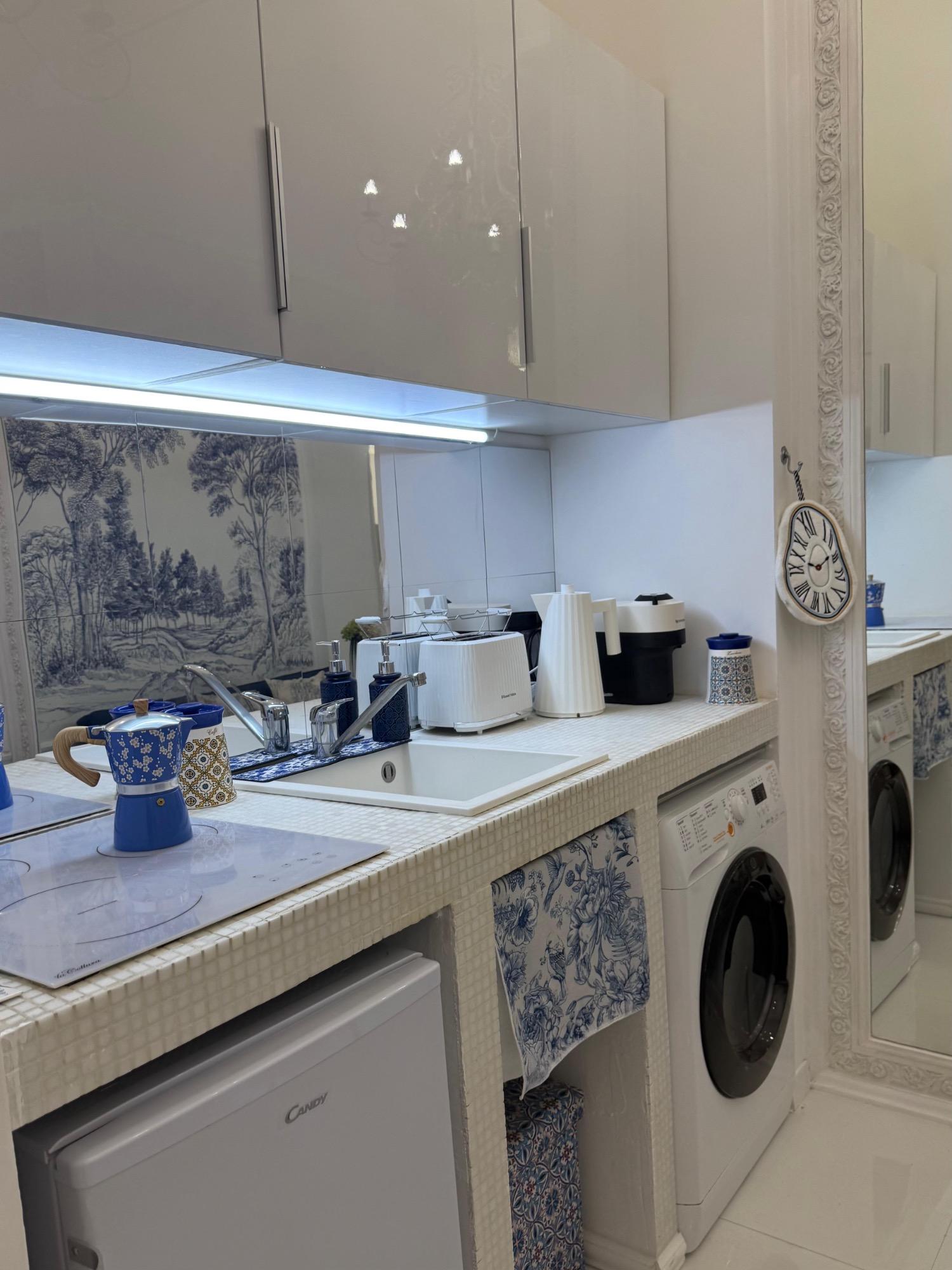 angolo bar con frigorifero congelatore bollitore macchinetta caffe Nespresso