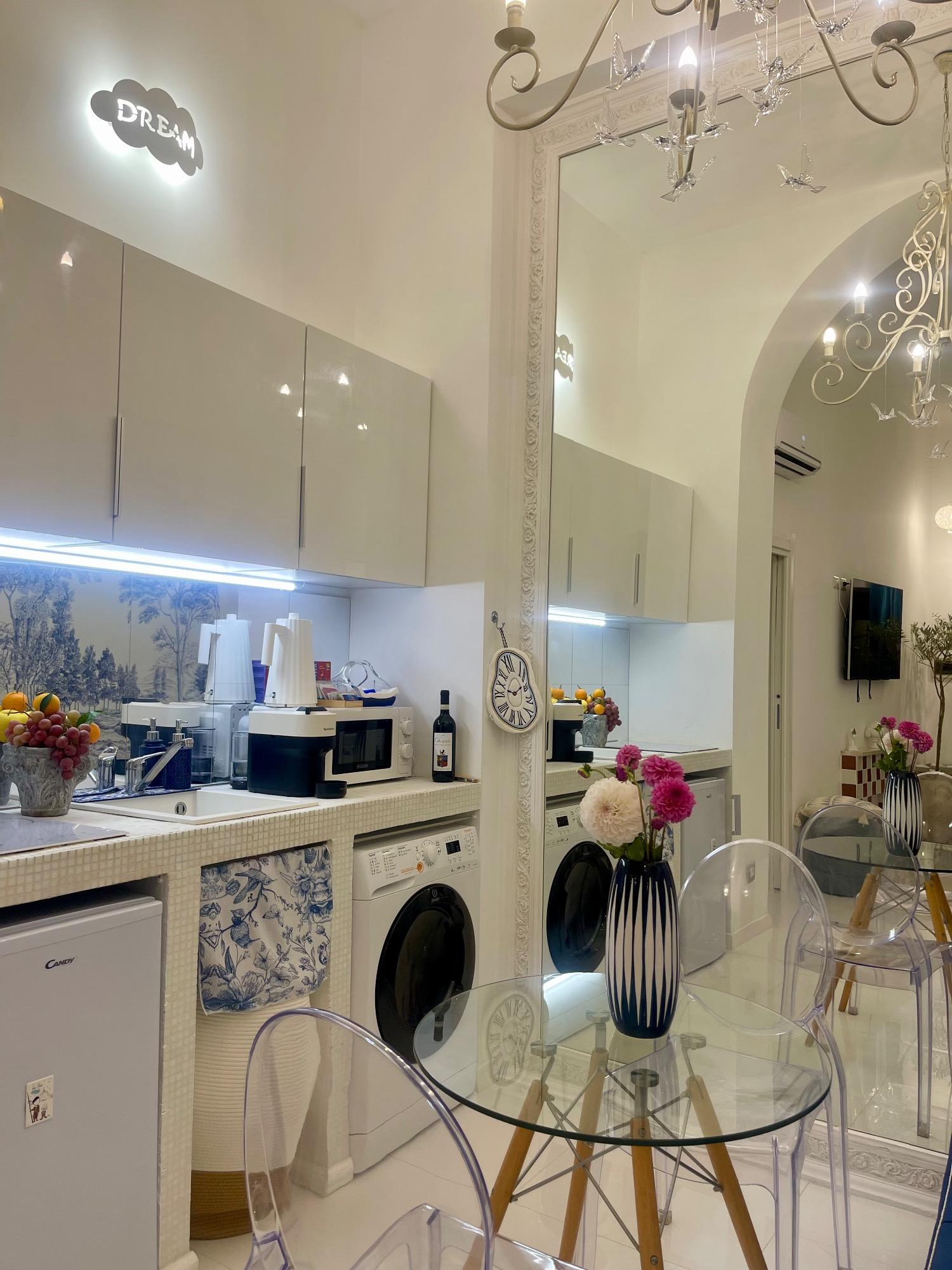 Angolo bar con frigo freezer forno microonde