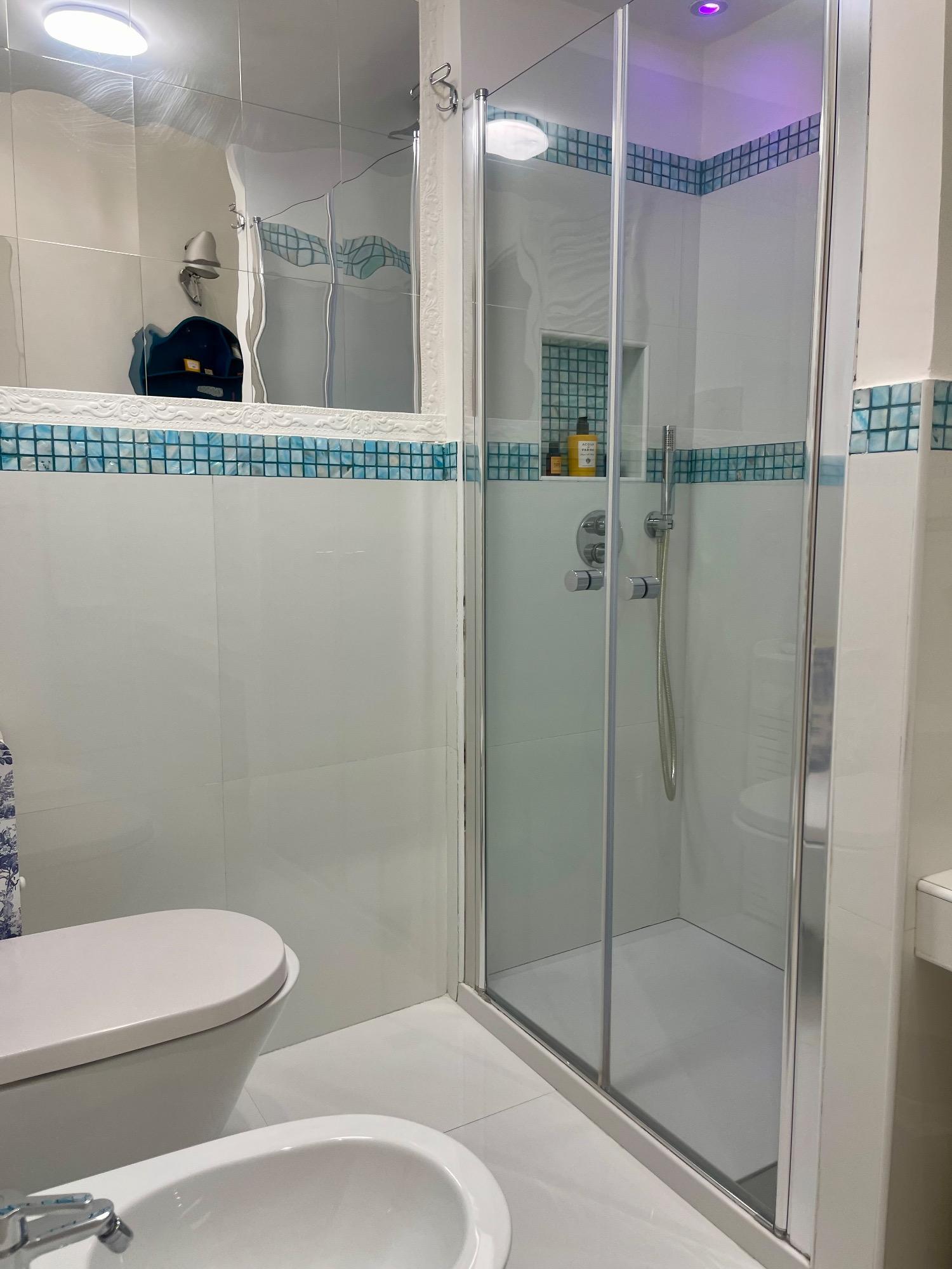 Bagno completo con doccia cromoterapica
