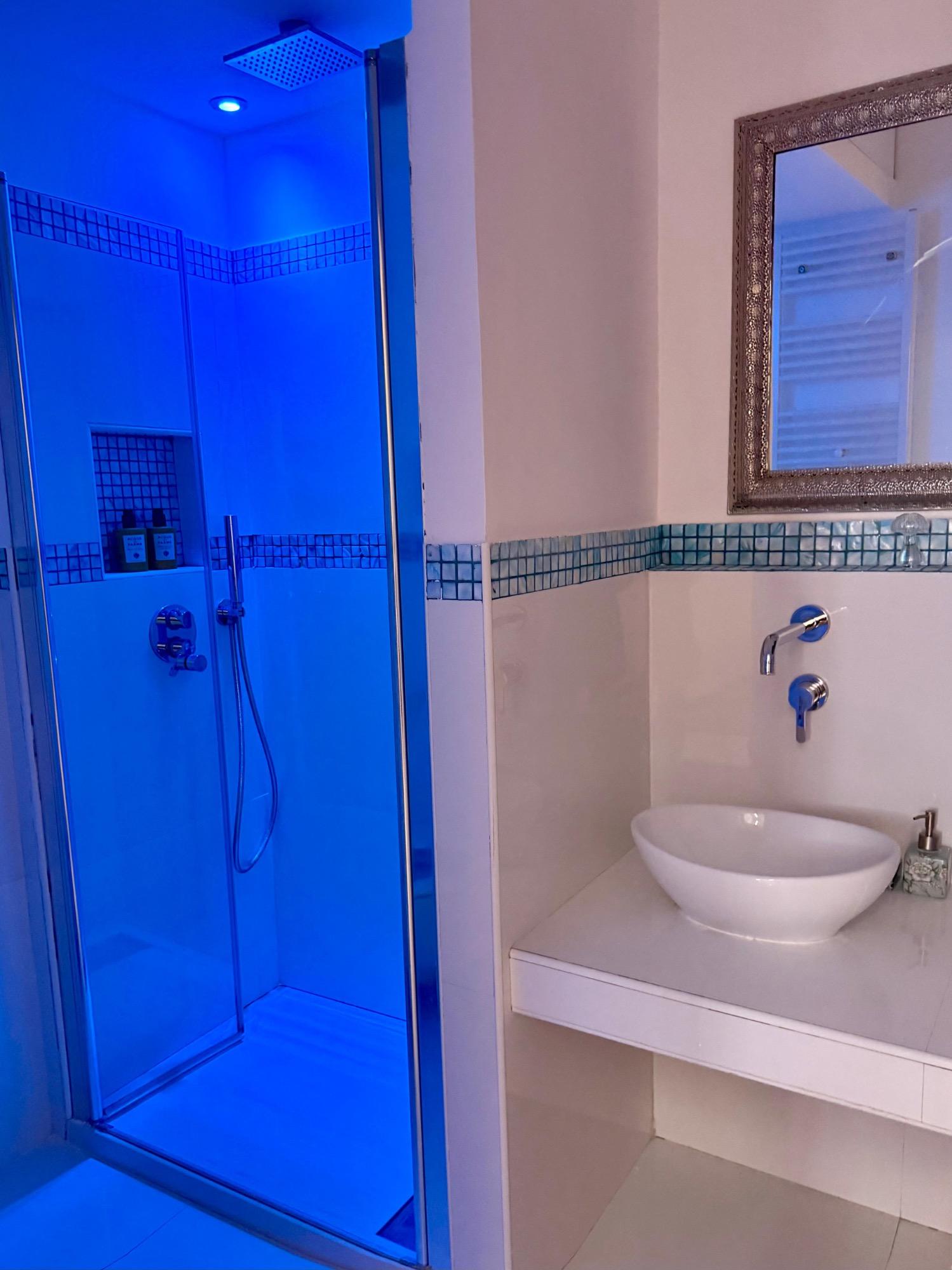 Doccia con cromoterapia